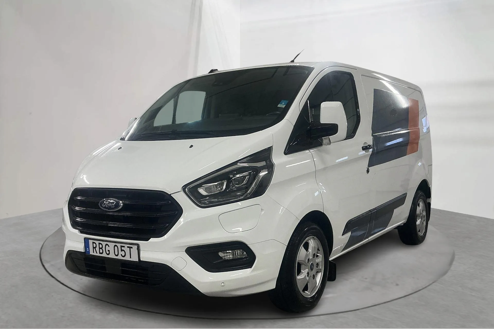 Presentationsfoto 1 av 22: Ford Tourneo Custom 340 PHEV (120hk) - 7 630 mil - Automat - vit - 2020
