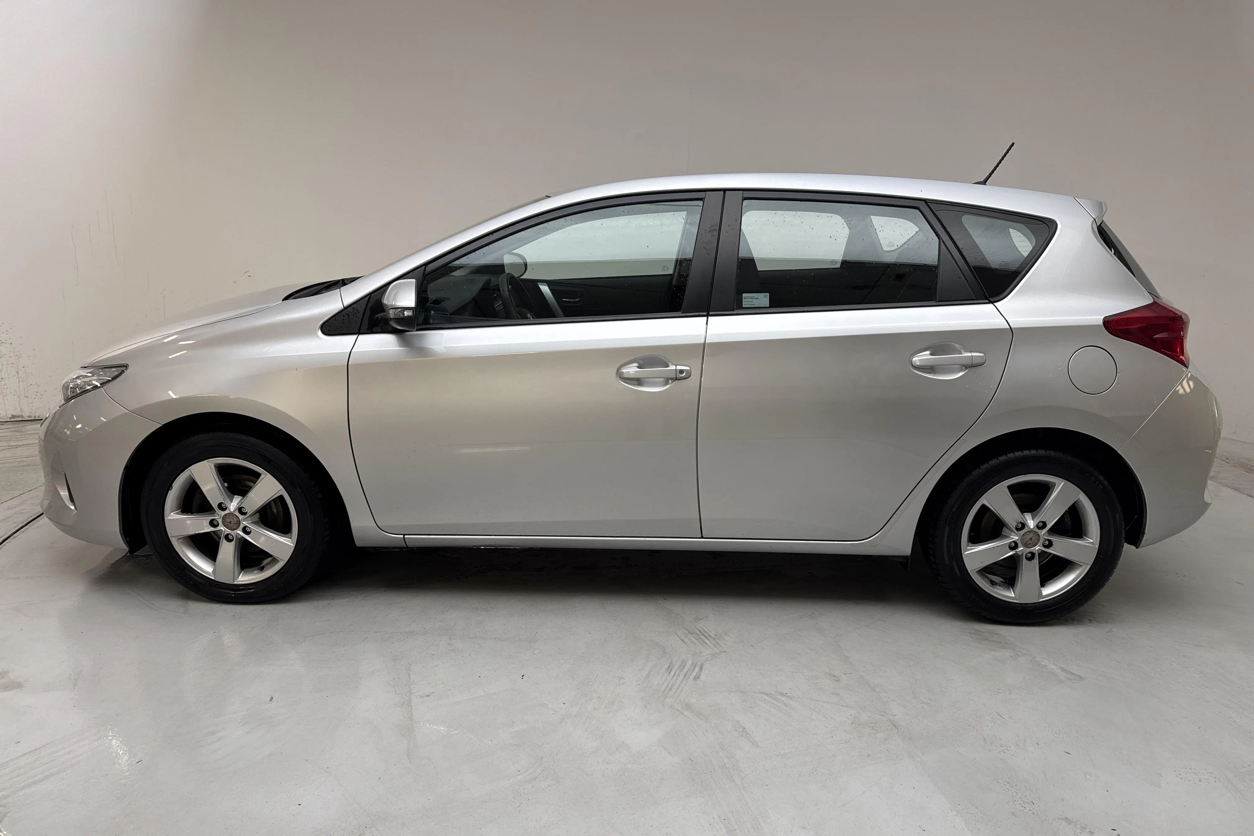 Presentationsfoto 2 av 11: Toyota Auris 1.6 Valvematic 5dr (132hk) - 10 462 mil - Manuell - silver - 2013