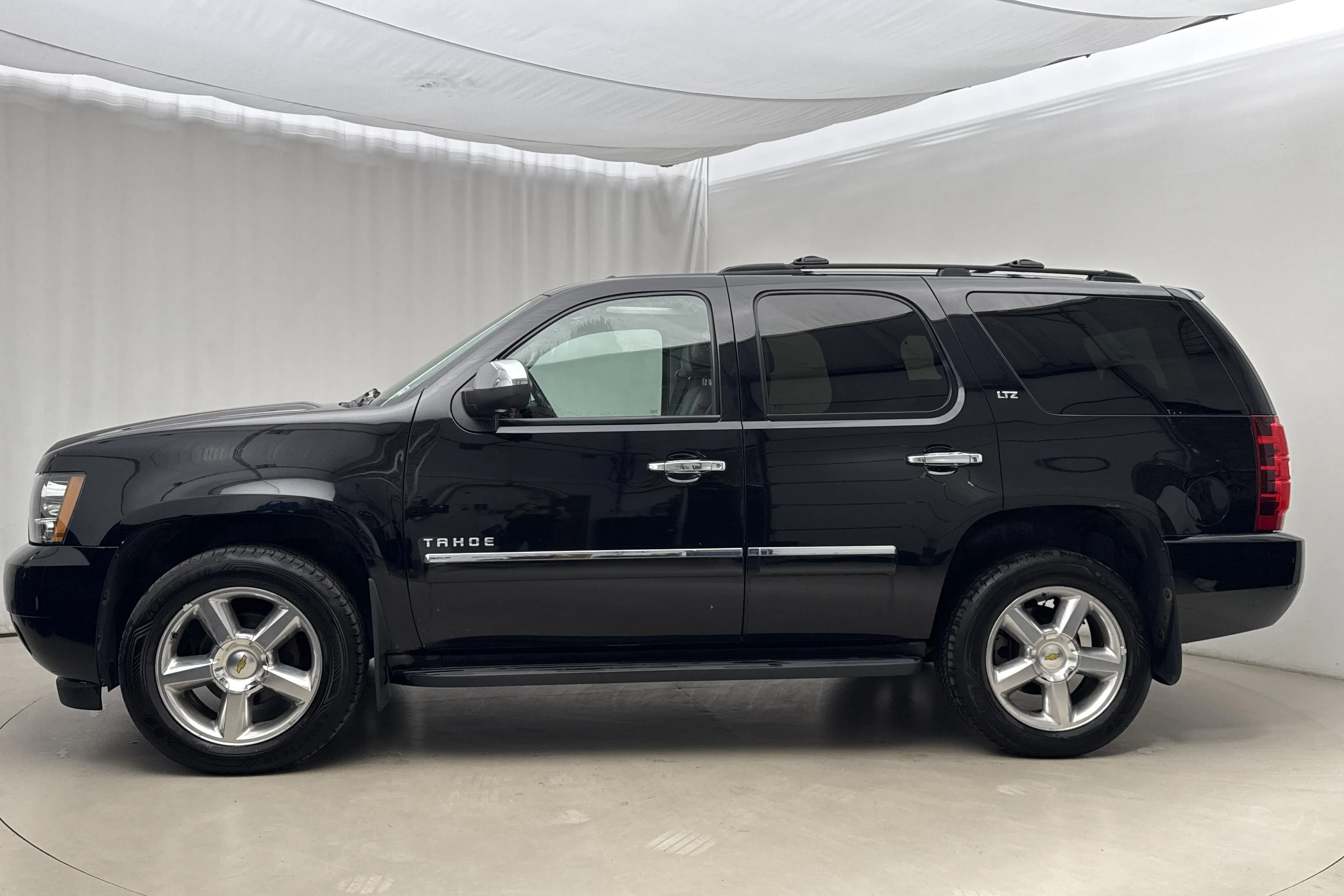 Presentationsfoto 2 av 22: Chevrolet Tahoe 5.3 V8 4WD Flexfuel (320hk) - 24 175 mil - Automat - svart - 2011