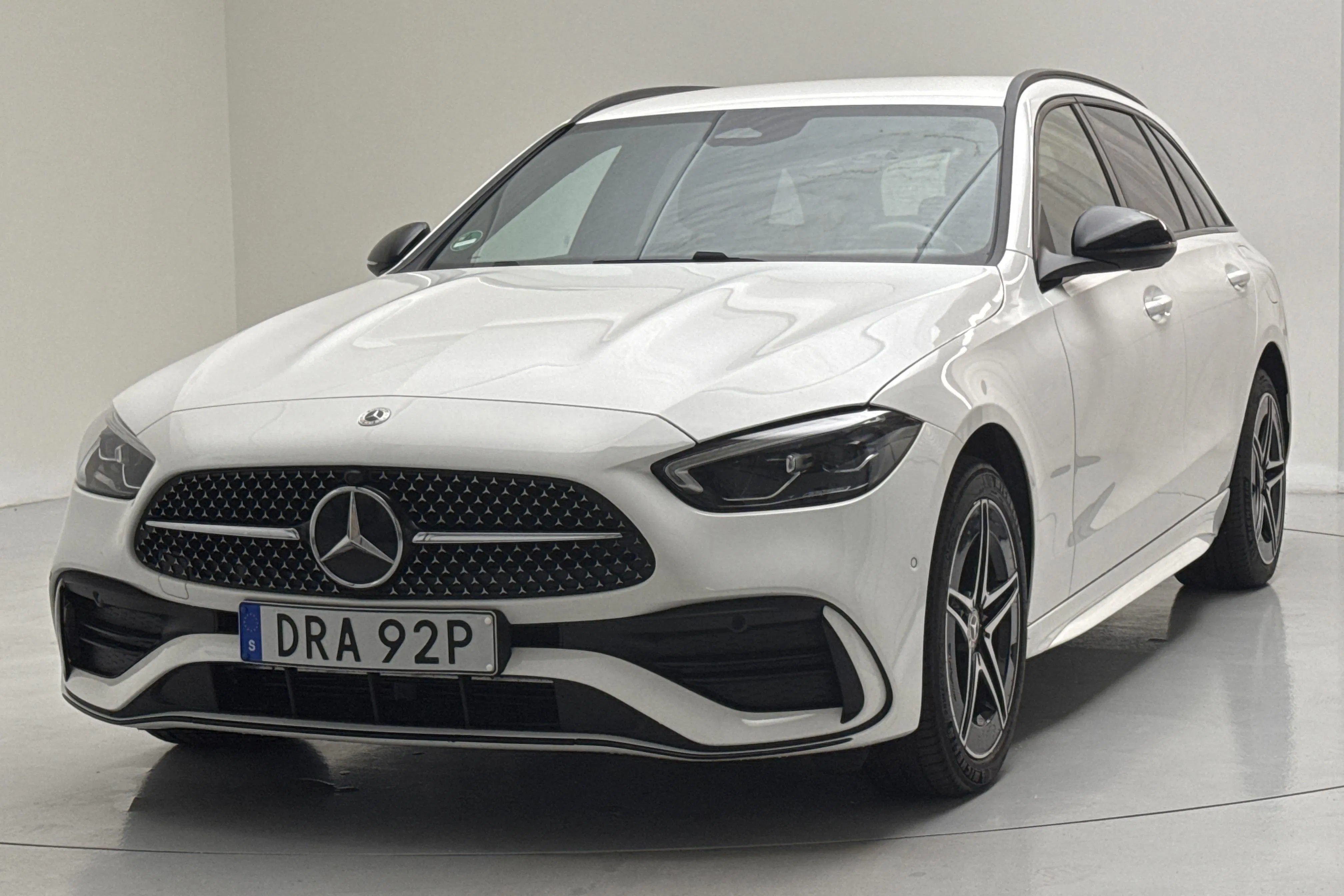 Presentationsfoto 1 av 18: Mercedes C 300 e Kombi S206 (333hk) - 2 436 mil - Automat - vit - 2025