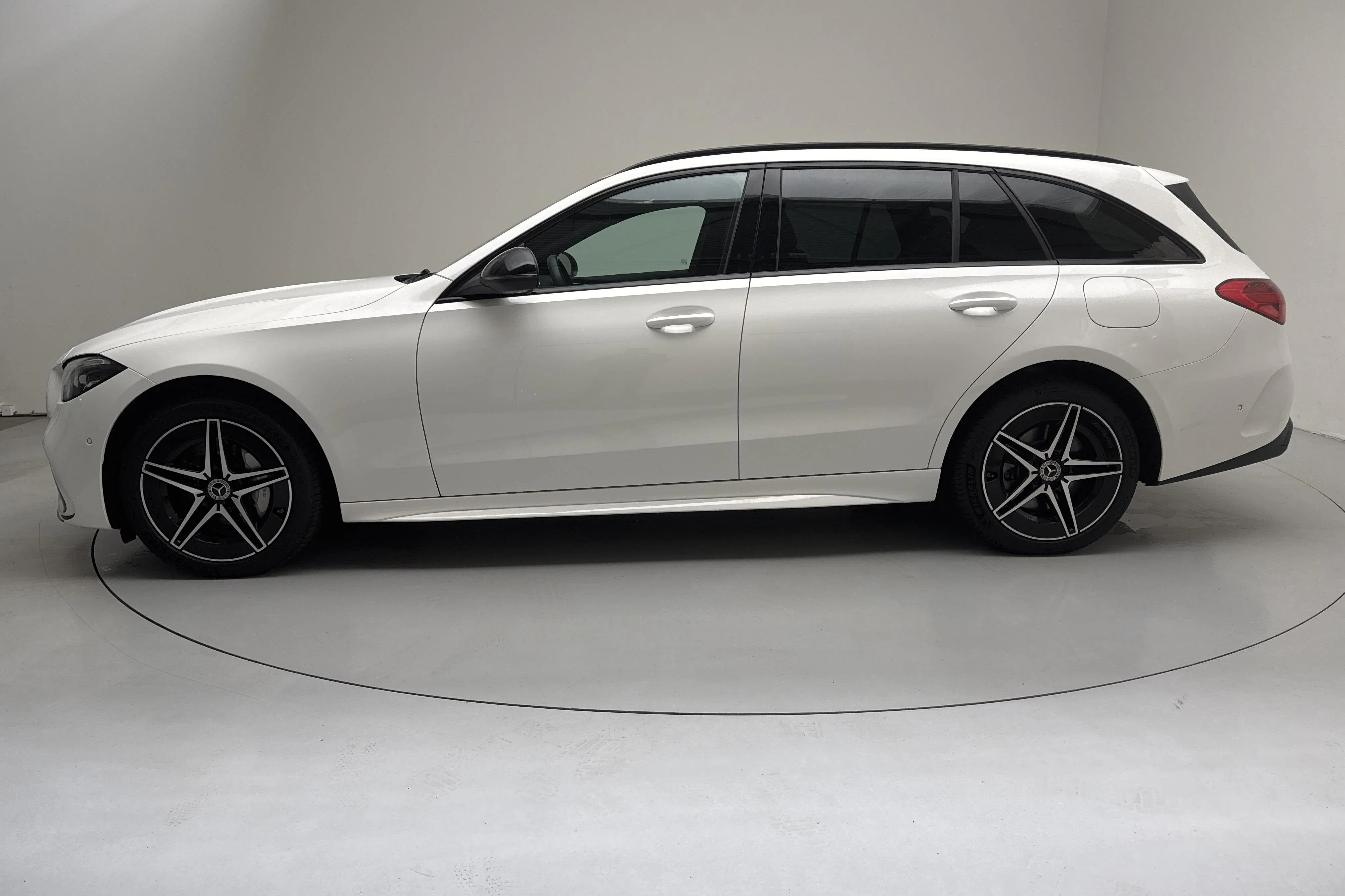 Presentationsfoto 2 av 18: Mercedes C 300 e Kombi S206 (333hk) - 2 436 mil - Automat - vit - 2025
