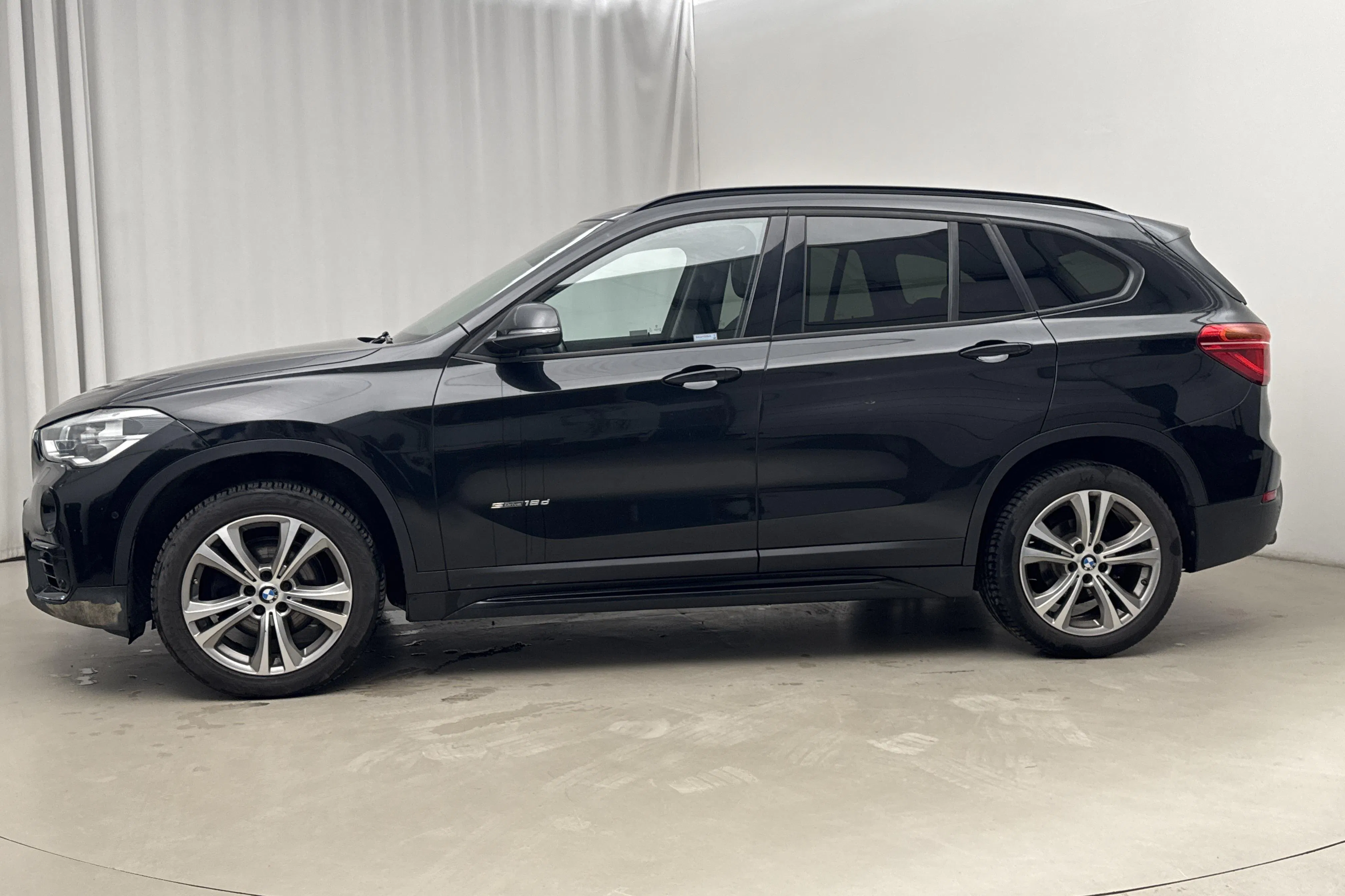 Presentationsfoto 2 av 18: BMW X1 sDrive18d, F48 (150hk) - 21 949 mil - Manuell - svart - 2016
