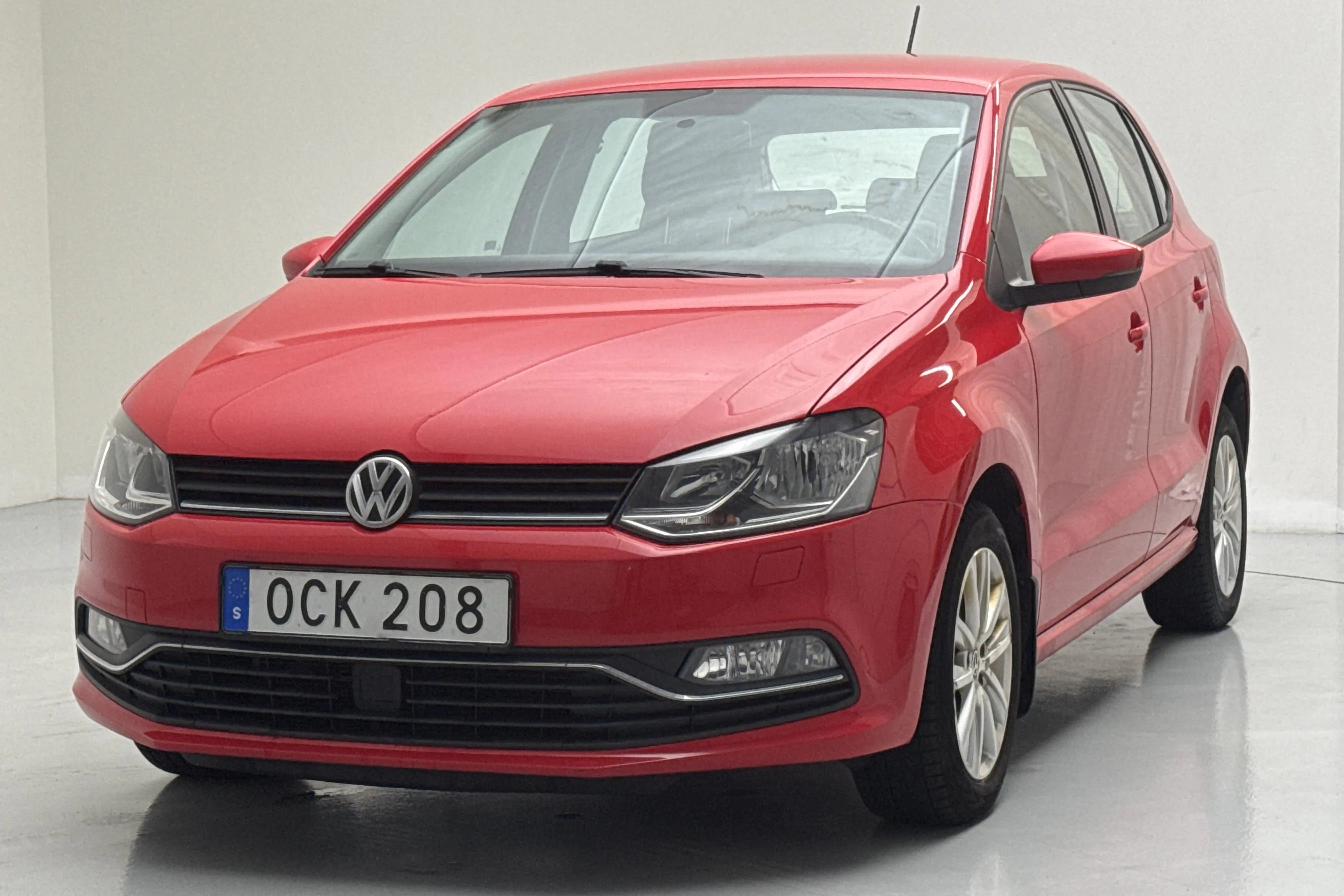 Presentationsfoto 1 av 11: VW Polo 1.2 TSI 5dr (90hk) - 12 888 mil - Manuell - röd - 2016
