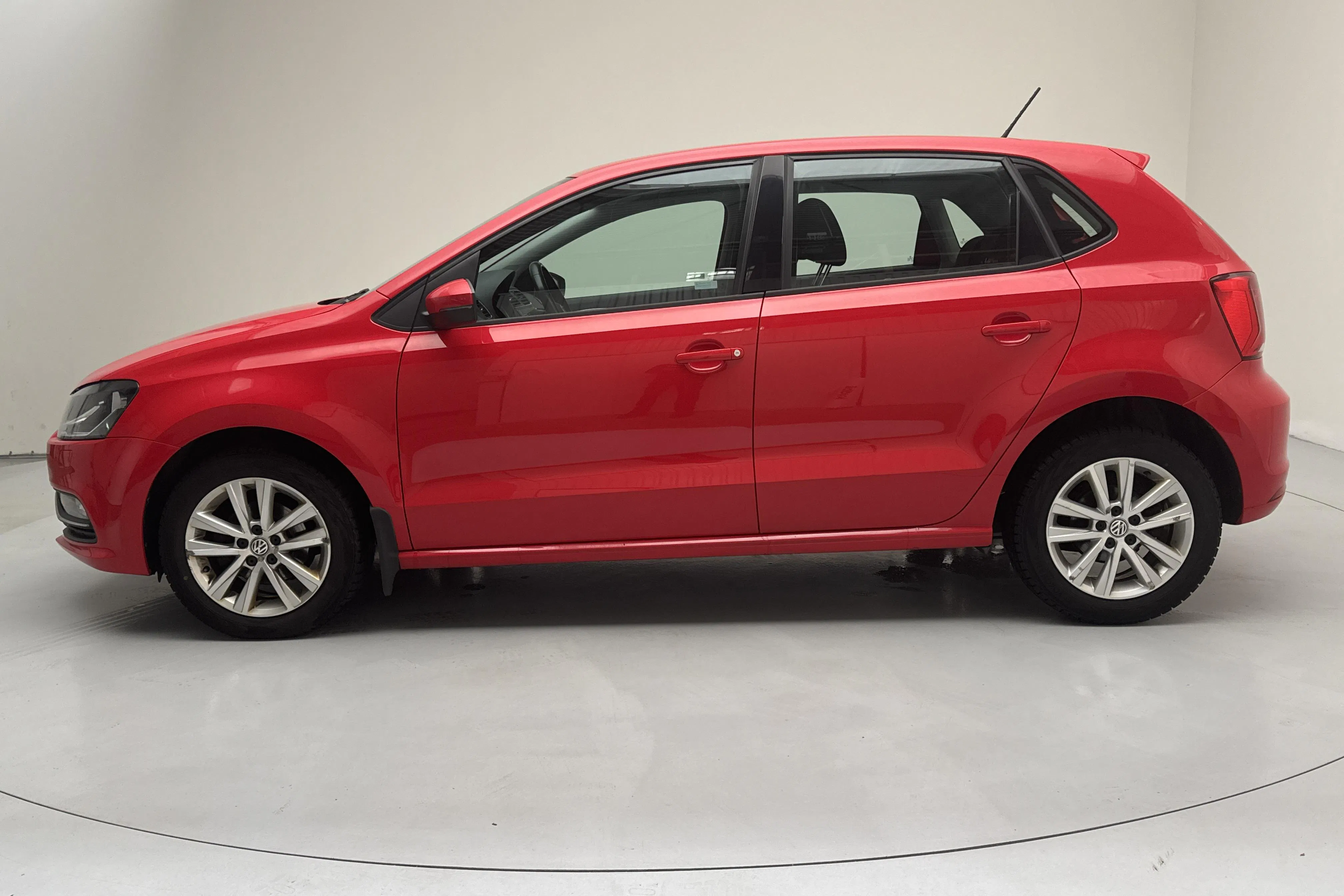 Presentationsfoto 2 av 11: VW Polo 1.2 TSI 5dr (90hk) - 12 888 mil - Manuell - röd - 2016