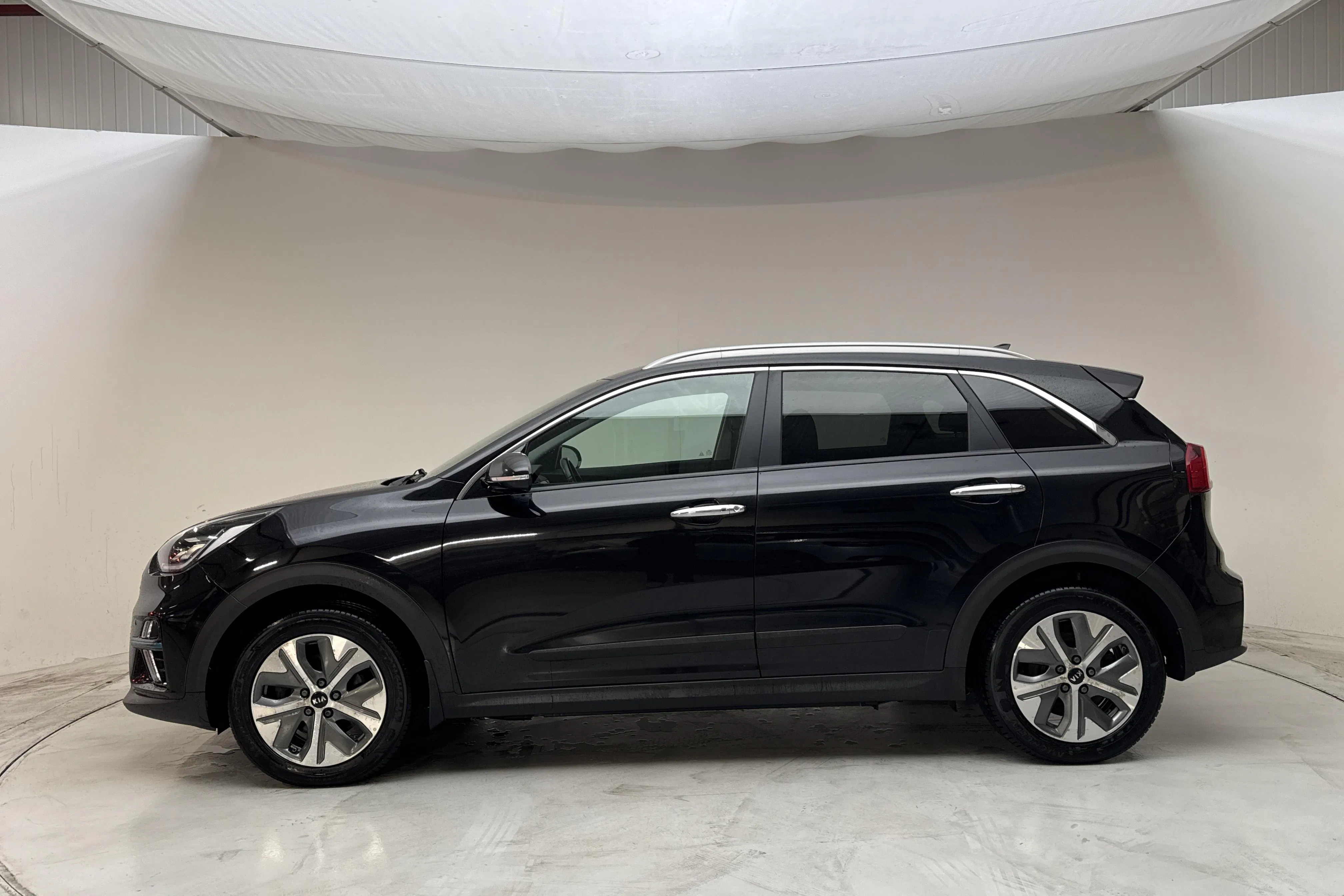 Presentationsfoto 2 av 16: KIA e-Niro 64kWh (204hk) - 20 265 mil - Automat - svart - 2019