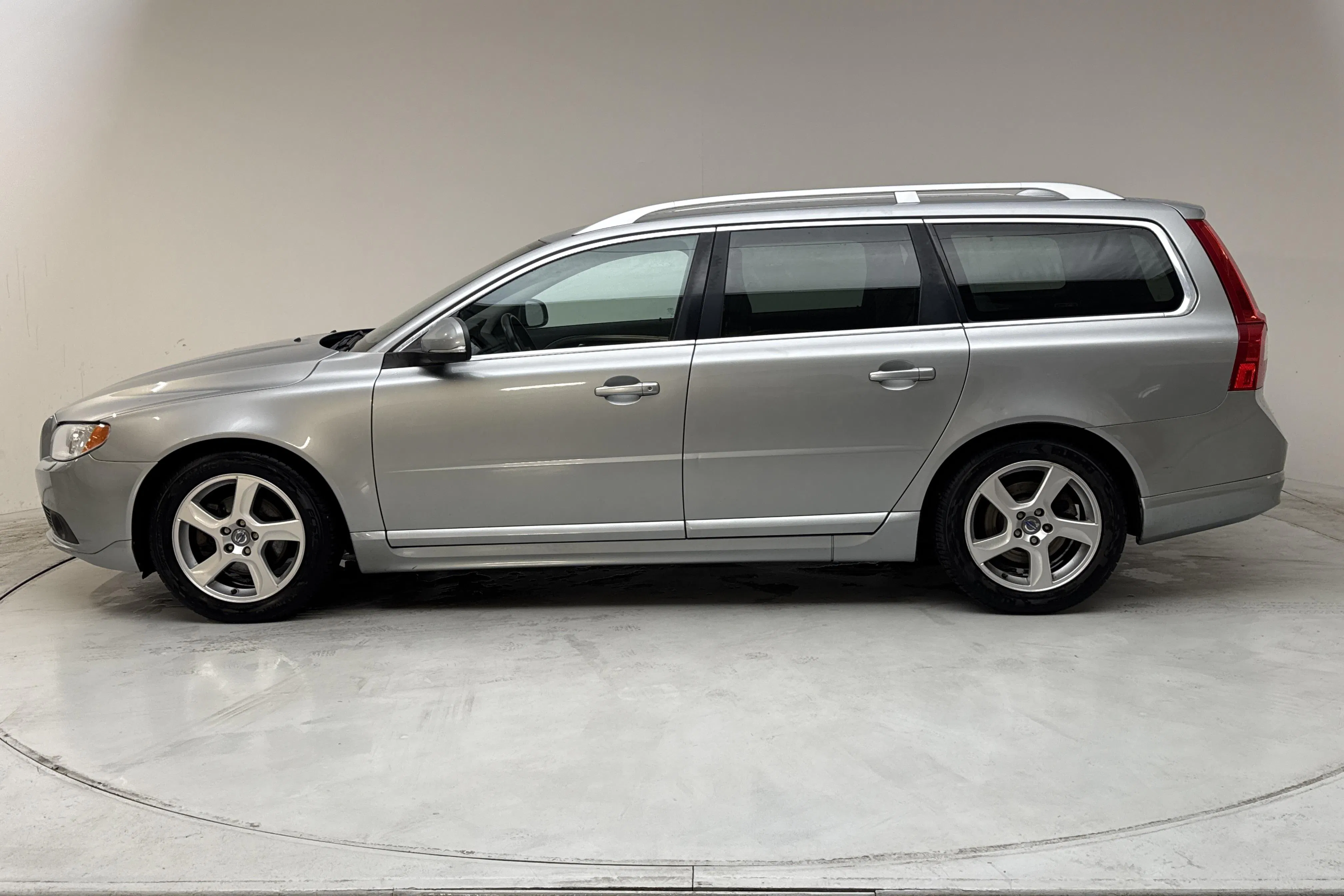 Presentationsfoto 2 av 14: Volvo V70 II D2 (115hk) - 19 740 mil - Manuell - silver - 2013