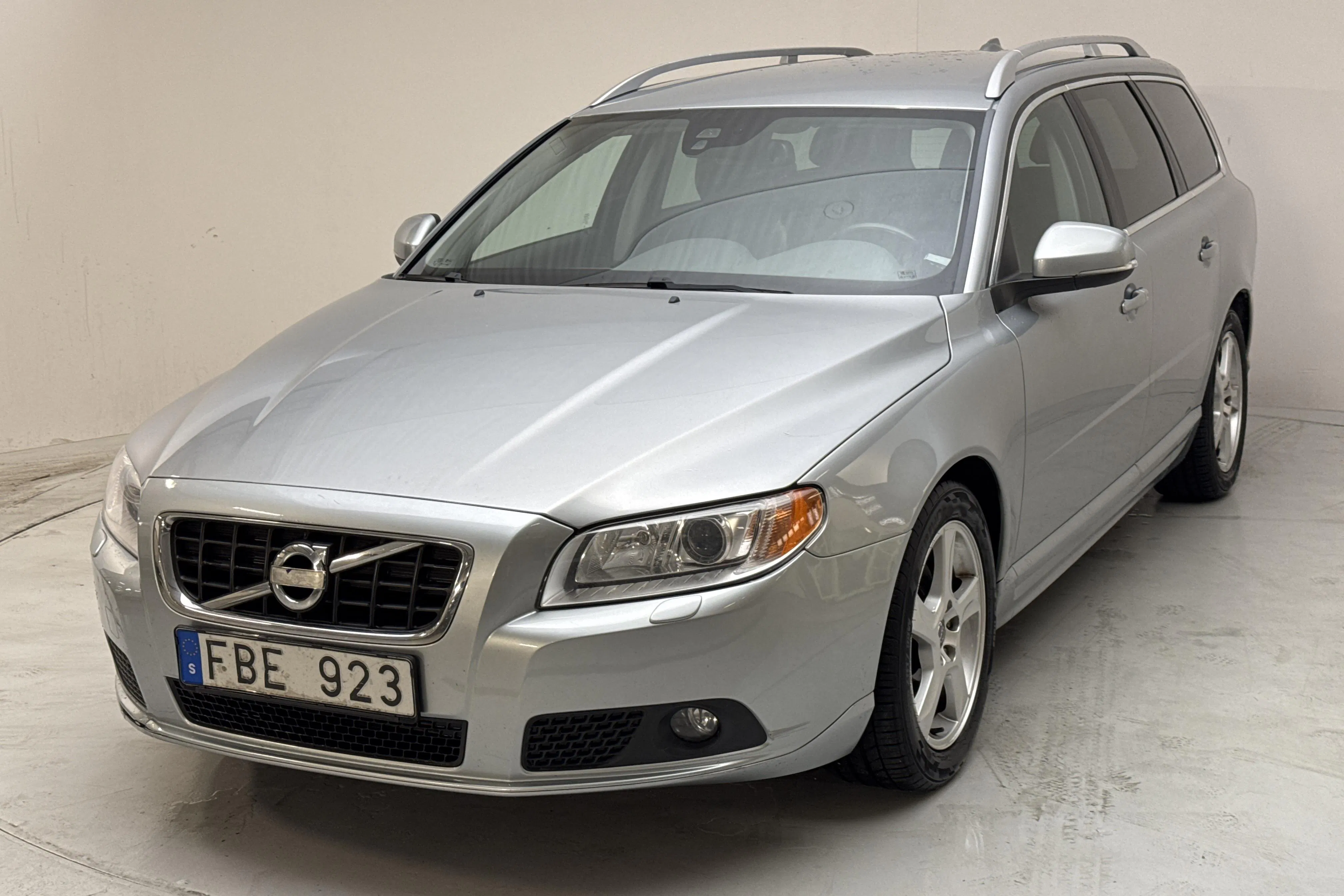 Presentationsfoto 1 av 14: Volvo V70 II D2 (115hk) - 19 740 mil - Manuell - silver - 2013