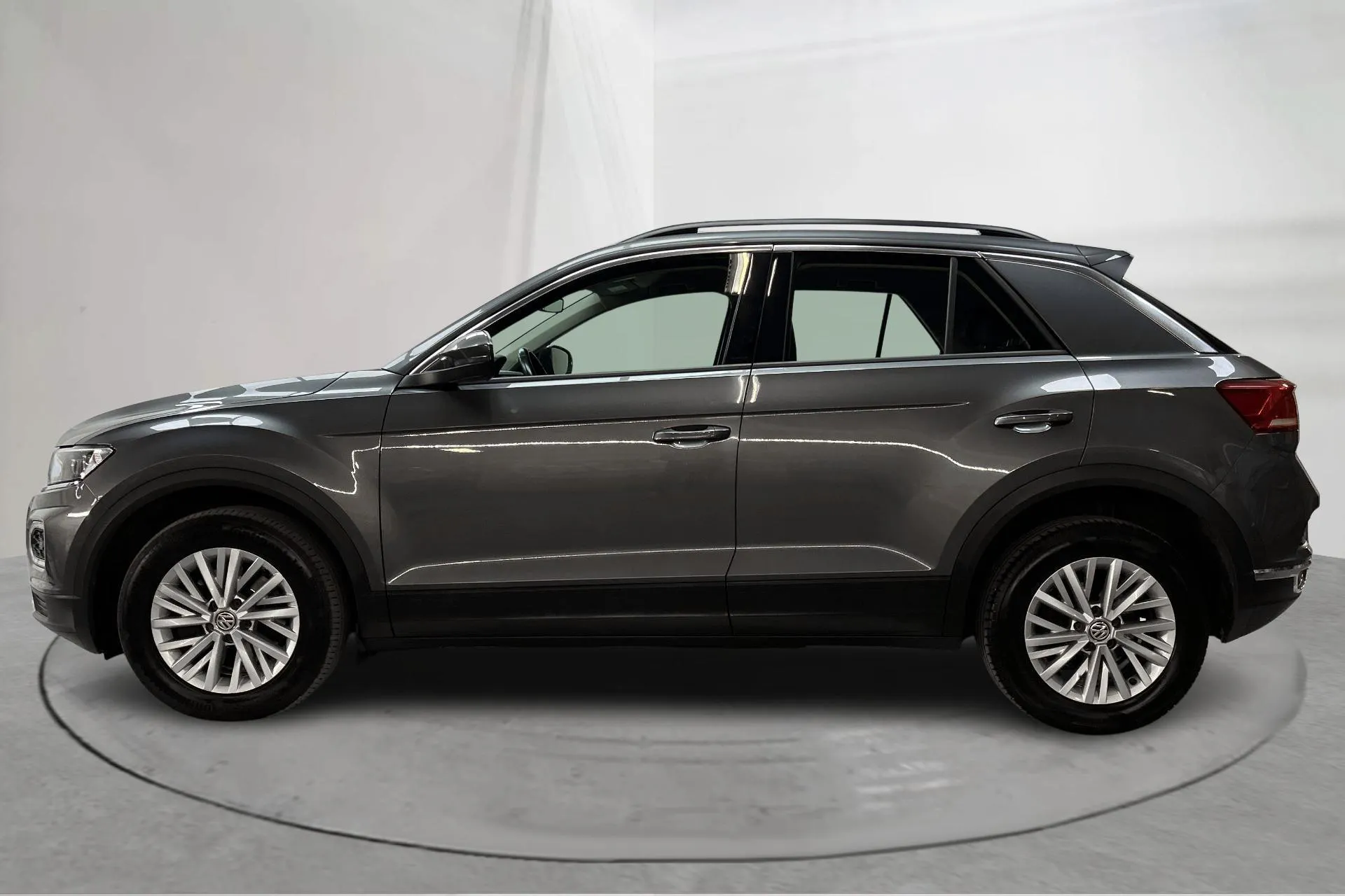 Presentationsfoto 2 av 17: VW T-Roc 2.0 TDI 4MOTION (150hk) - 16 034 mil - Automat - Mörkgrå - 2020