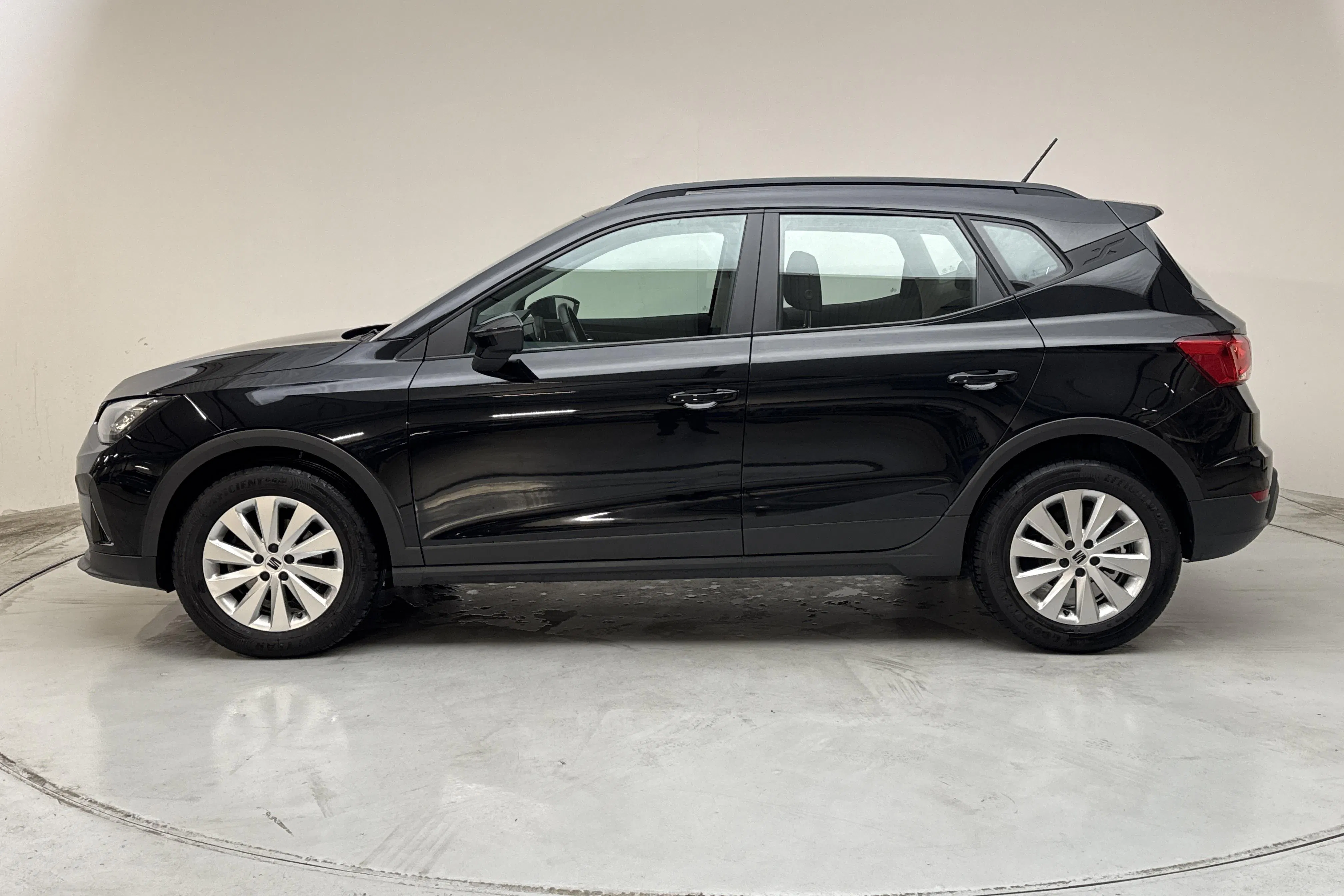 Presentation photo 2 of 12: Seat Arona 1.0 TSI (110hk) - 47 200 km - Automatic - black - 2023