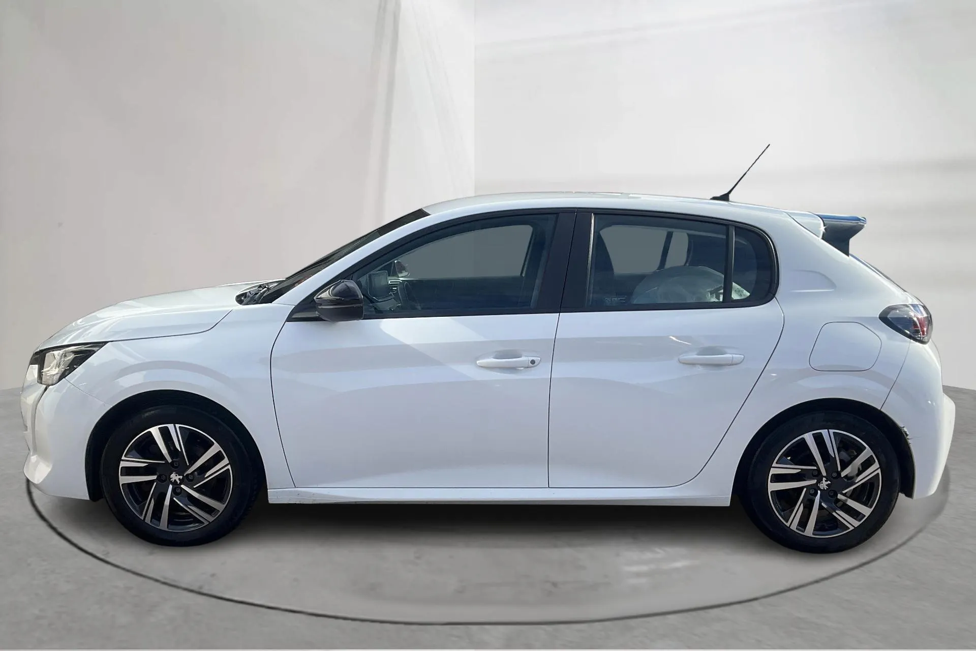 Presentationsfoto 2 av 13: Peugeot 208 1.2 PureTech 5dr (100hk) - 6 421 mil - Automat - vit - 2023