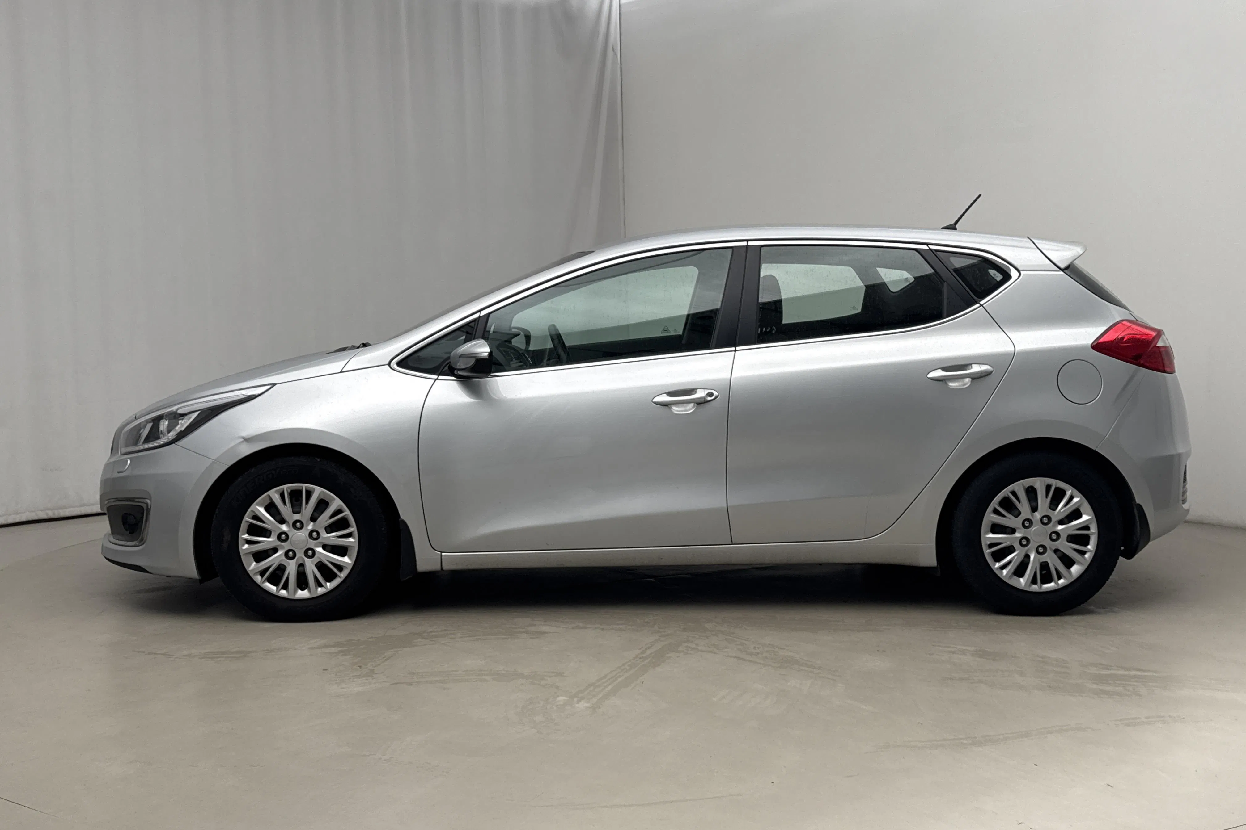 Presentation photo 2 of 14: KIA Cee'd 1.6 CRDi 5dr (136hk) - 134 440 km - Manual - gray - 2016
