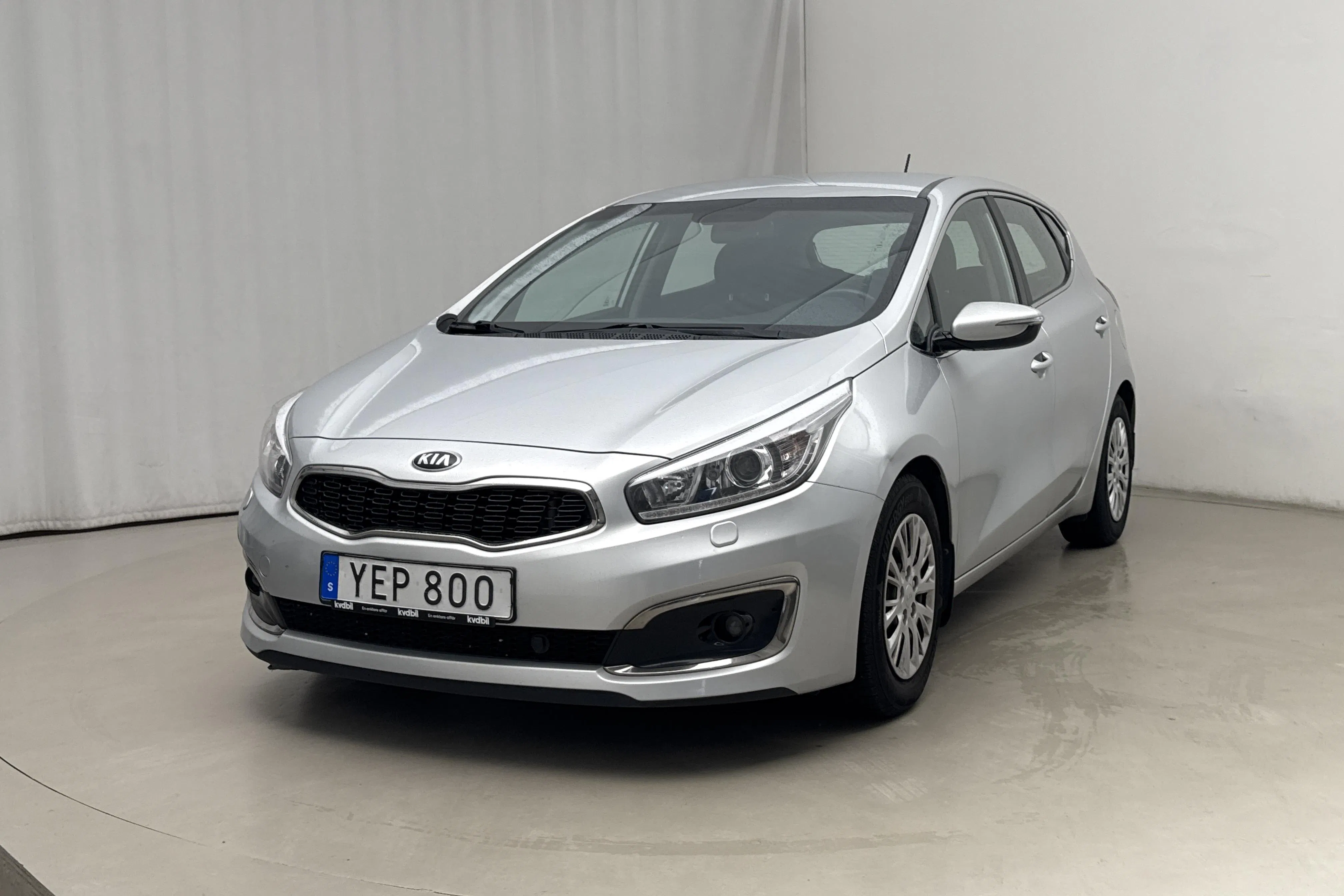 Presentation photo 1 of 14: KIA Cee'd 1.6 CRDi 5dr (136hk) - 134 440 km - Manual - gray - 2016