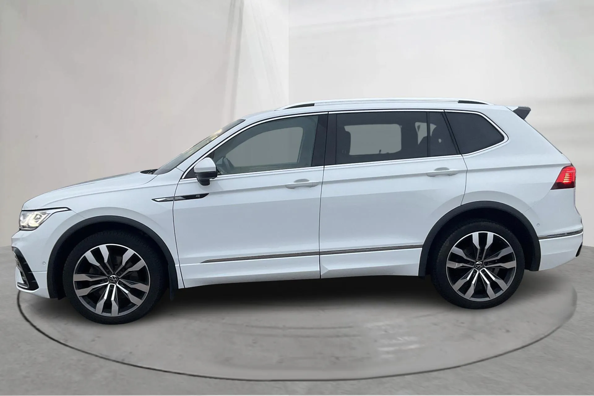 Presentationsfoto 2 av 17: VW Tiguan Allspace 2.0 TDI 4MOTION (200hk) - 12 376 mil - Automat - vit - 2023