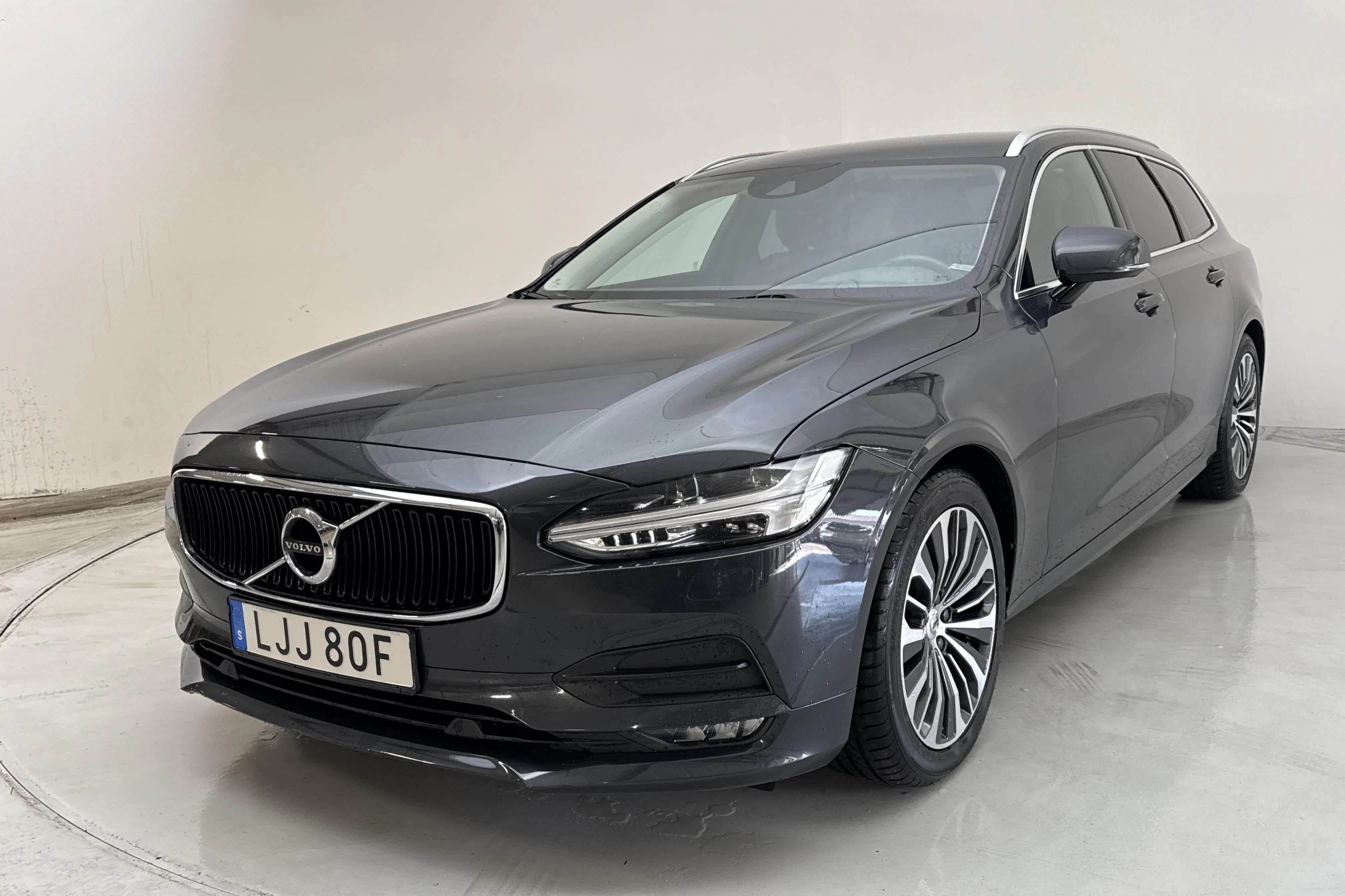 Presentationsfoto 1 av 14: Volvo V90 D4 (190hk) - 9 148 mil - Automat - grå - 2020