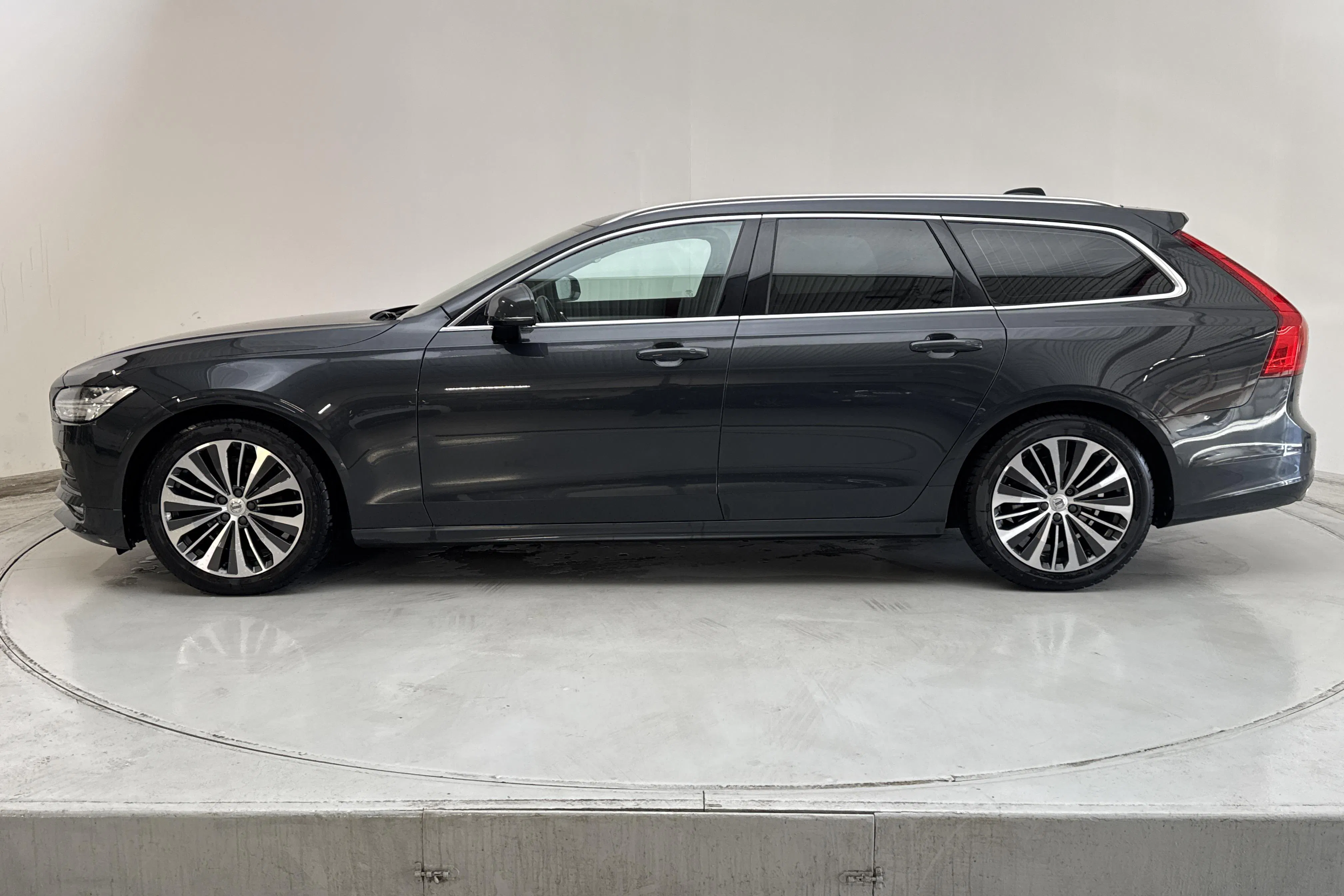 Presentationsfoto 2 av 14: Volvo V90 D4 (190hk) - 9 148 mil - Automat - grå - 2020