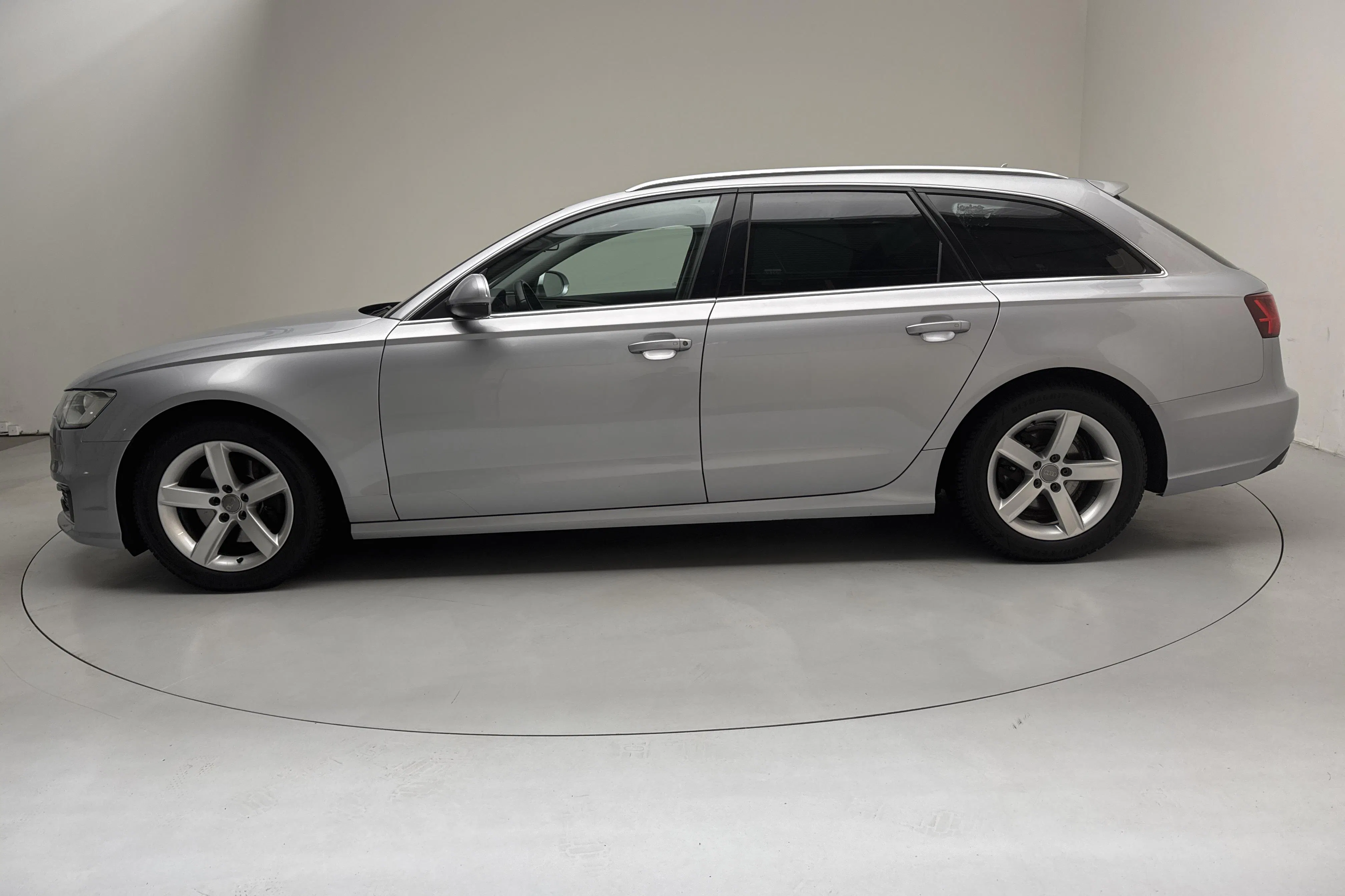 Presentationsfoto 2 av 11: Audi A6 2.0 TDI Avant (190hk) - 14 222 mil - Automat - silver - 2016