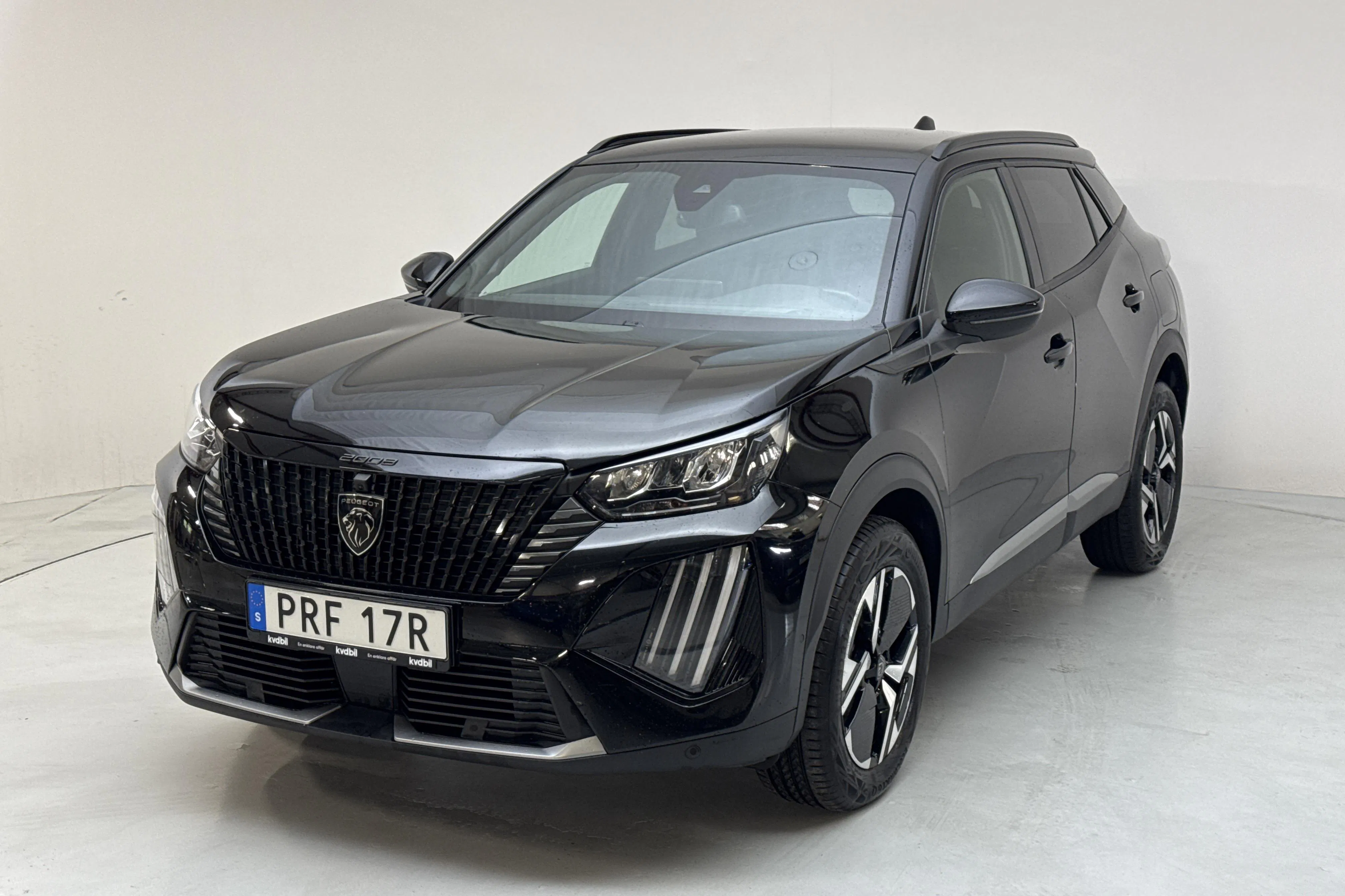 Presentationsfoto 1 av 13: Peugeot 2008 1.2 Hybrid (145hk) - 4 181 mil - Automat - svart - 2025