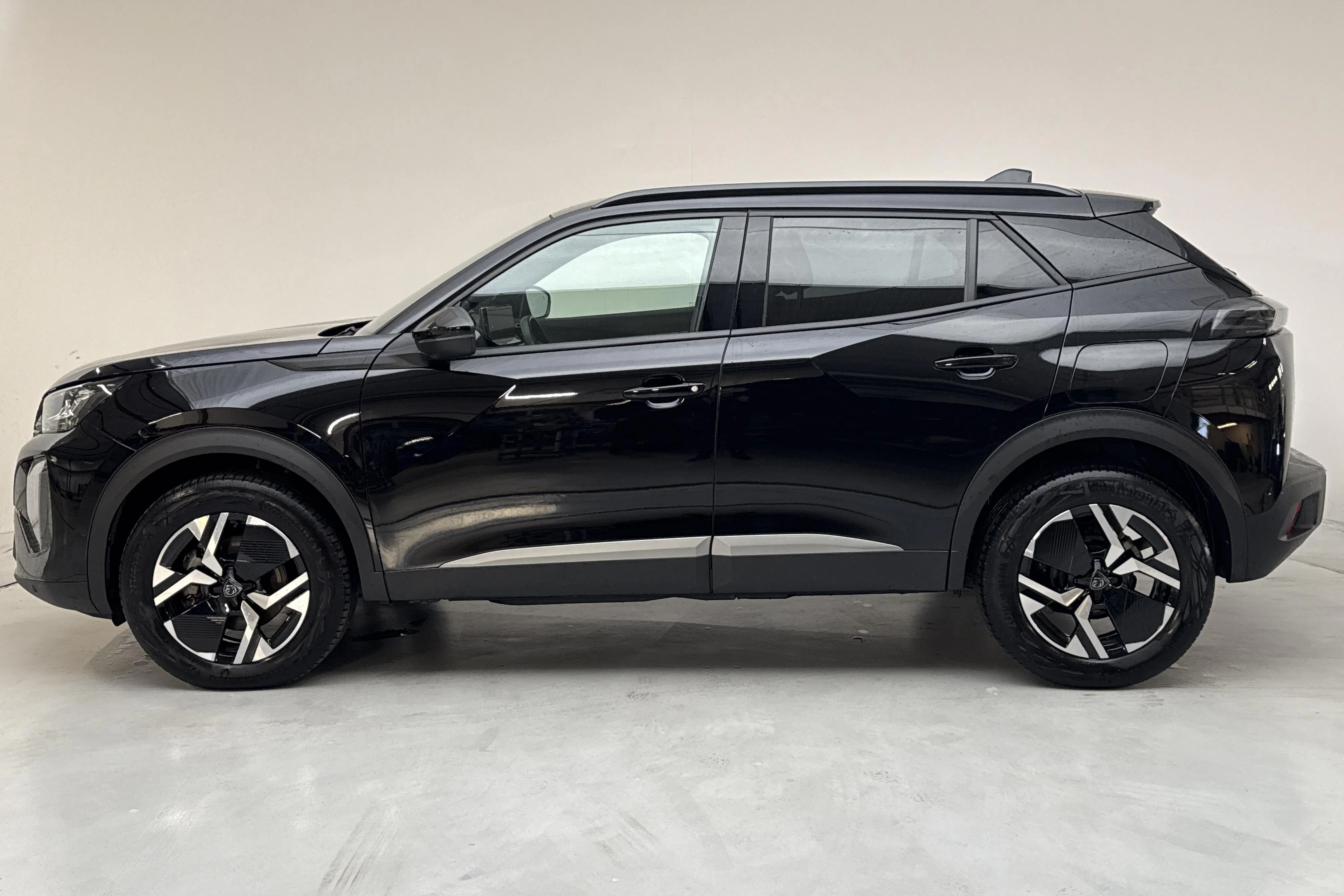 Presentationsfoto 2 av 13: Peugeot 2008 1.2 Hybrid (145hk) - 4 181 mil - Automat - svart - 2025