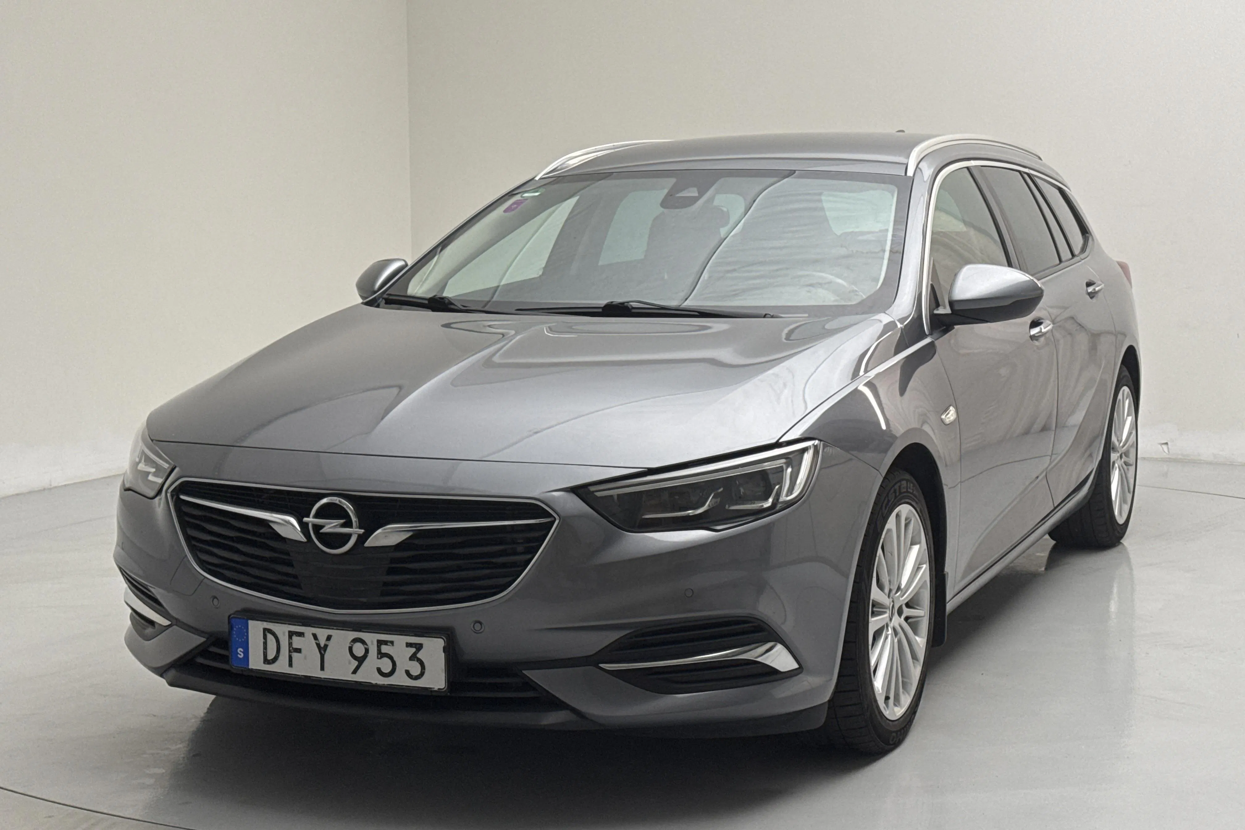 Presentationsfoto 1 av 16: Opel Insignia 2.0 Turbo Sports Tourer 4x4 (260hk) - 17 186 mil - Automat - grå - 2018