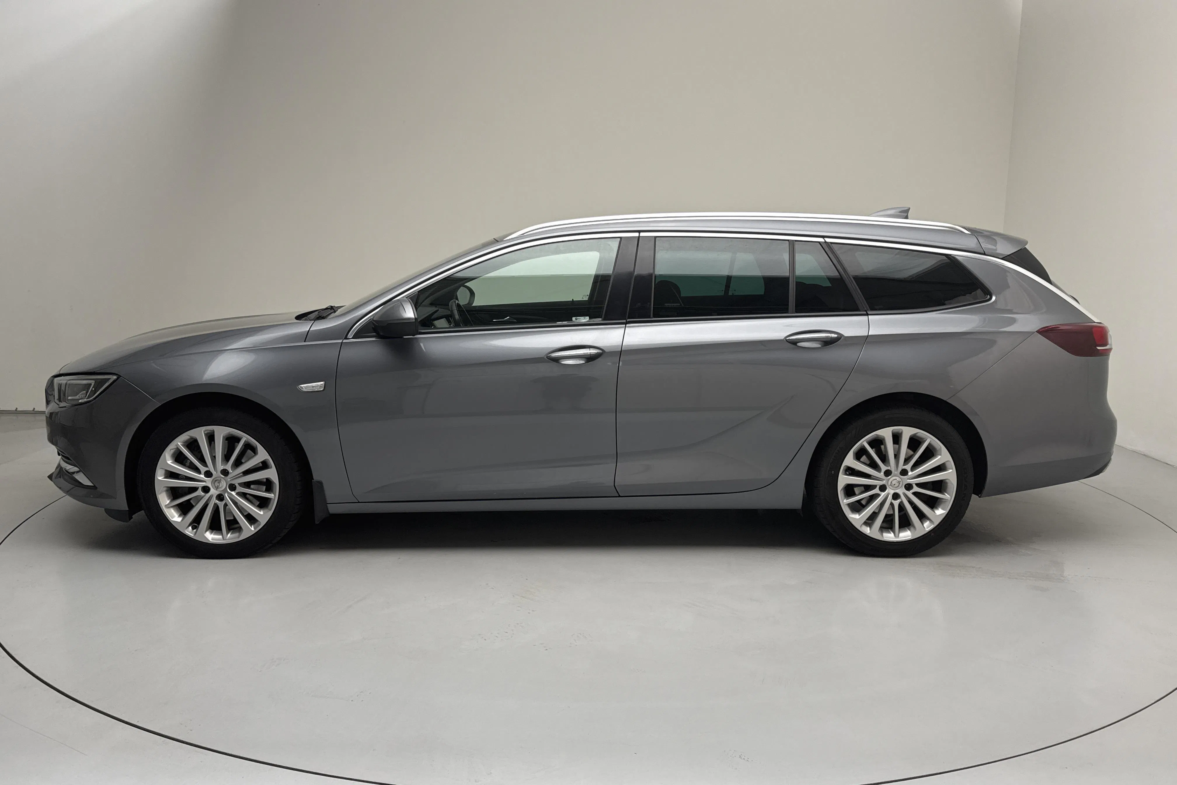 Presentationsfoto 2 av 16: Opel Insignia 2.0 Turbo Sports Tourer 4x4 (260hk) - 17 186 mil - Automat - grå - 2018