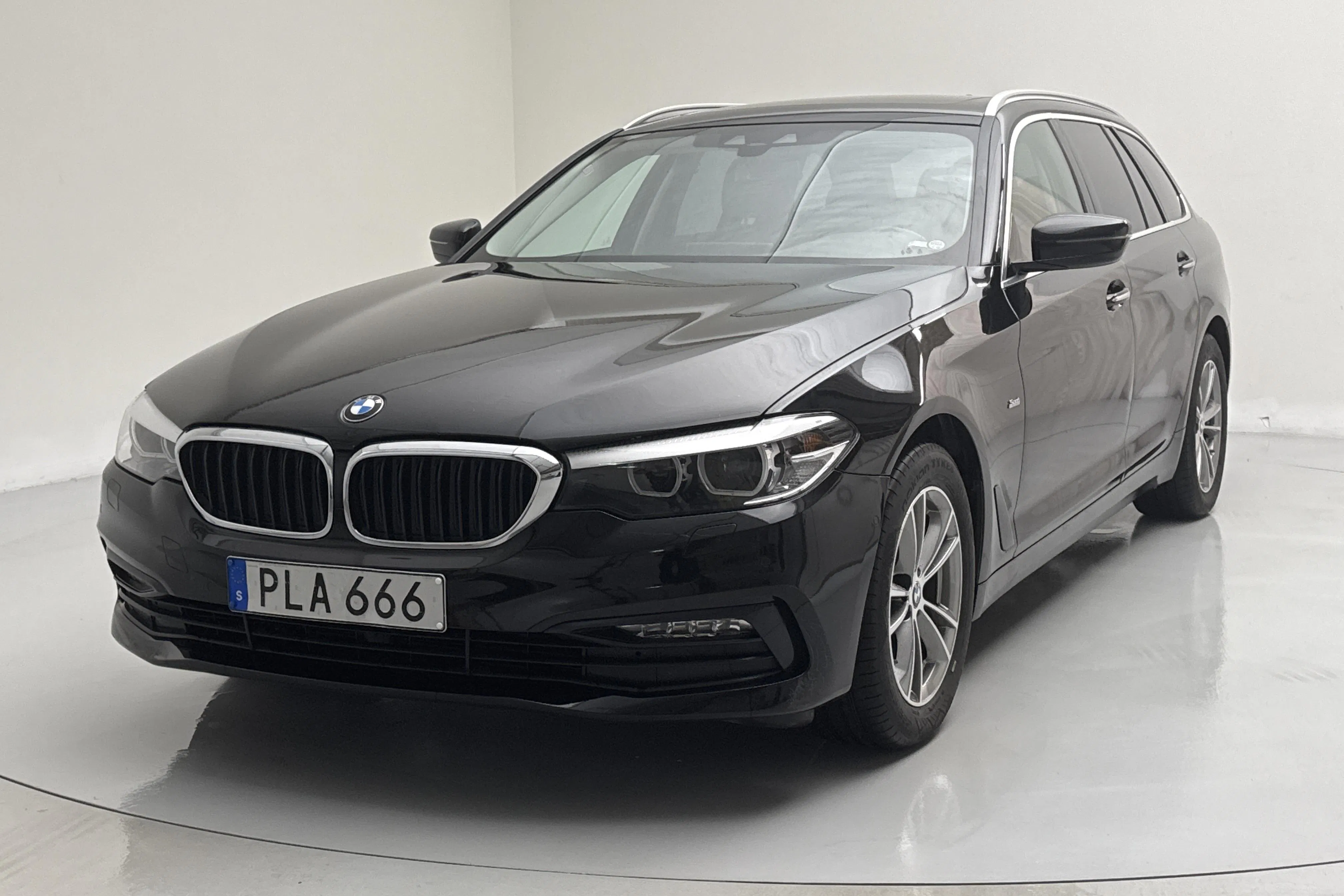 Presentationsfoto 1 av 16: BMW 520d Touring, G31 (190hk) - 18 367 mil - Automat - svart - 2018