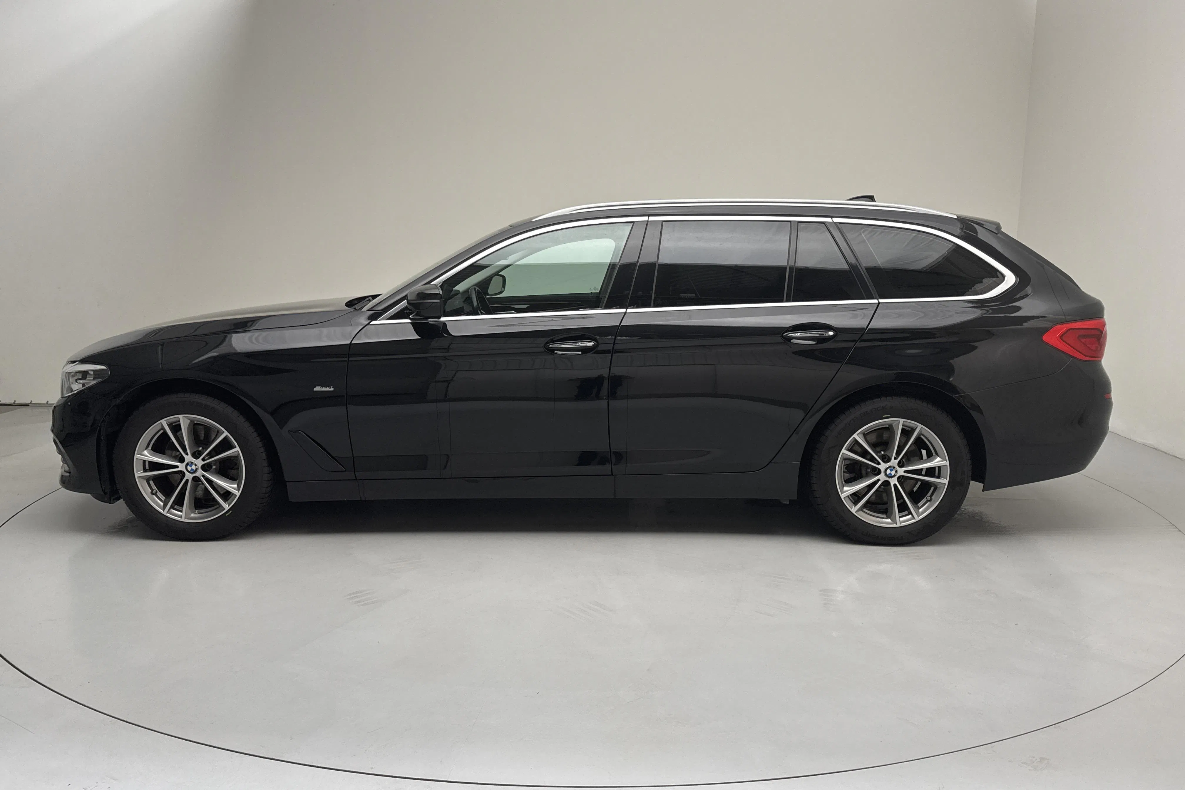 Presentationsfoto 2 av 16: BMW 520d Touring, G31 (190hk) - 18 367 mil - Automat - svart - 2018