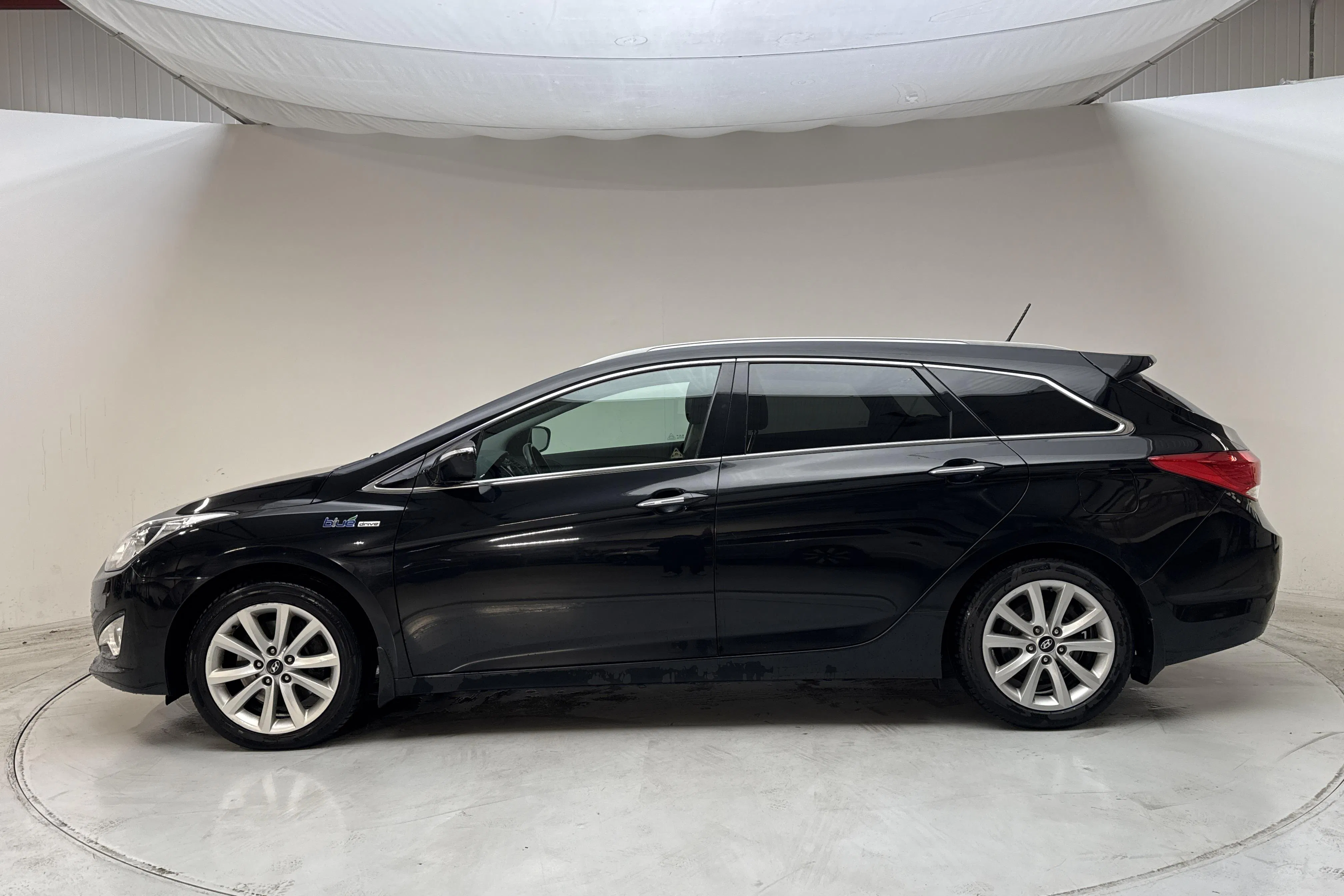 Presentationsfoto 2 av 15: Hyundai i40 1.7 CRDi Kombi (136hk) - 21 235 mil - Manuell - svart - 2013