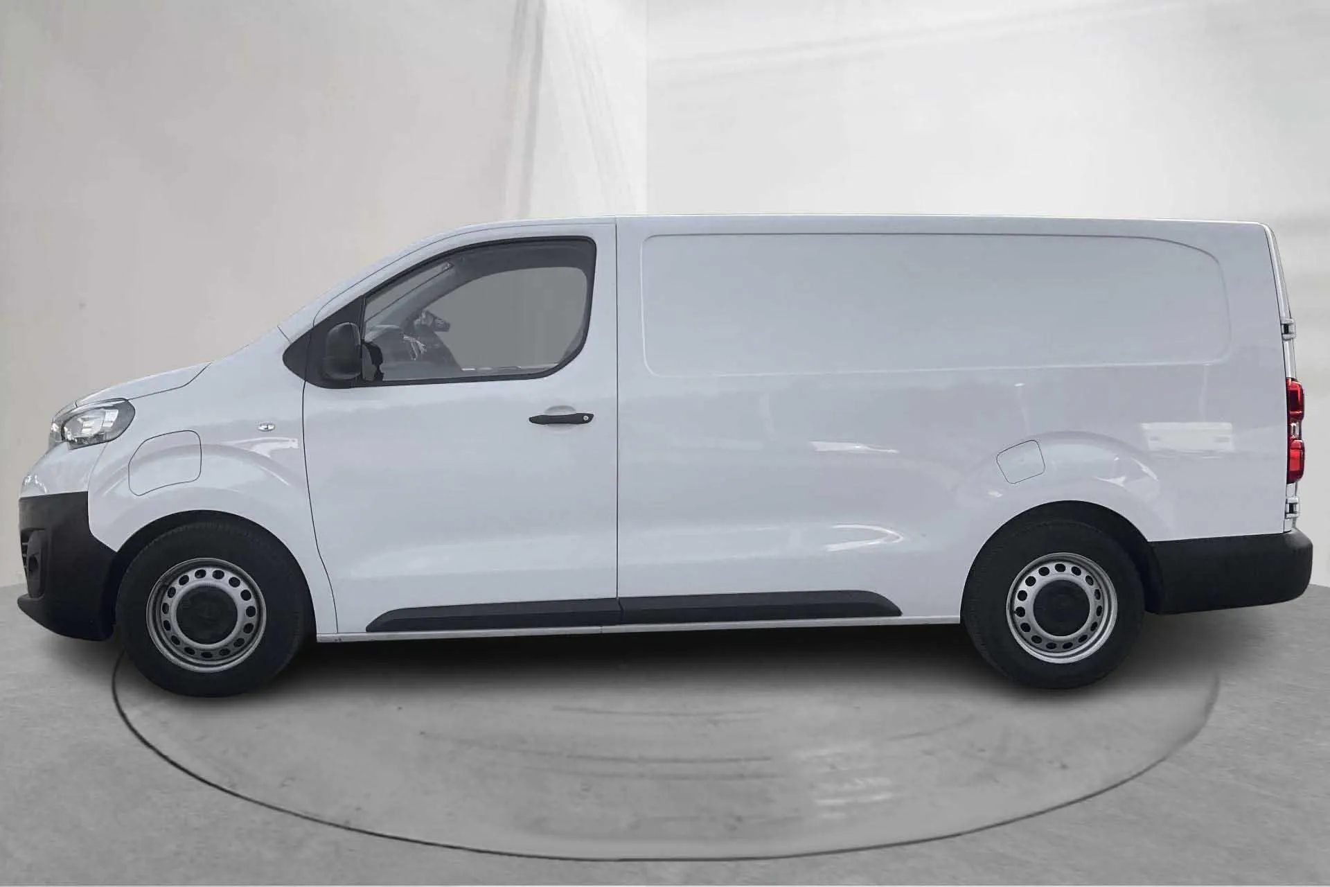 Presentationsfoto 2 av 15: Peugeot e-Expert Skåp 75kWh (136hk) - 3 264 mil - Automat - vit - 2023