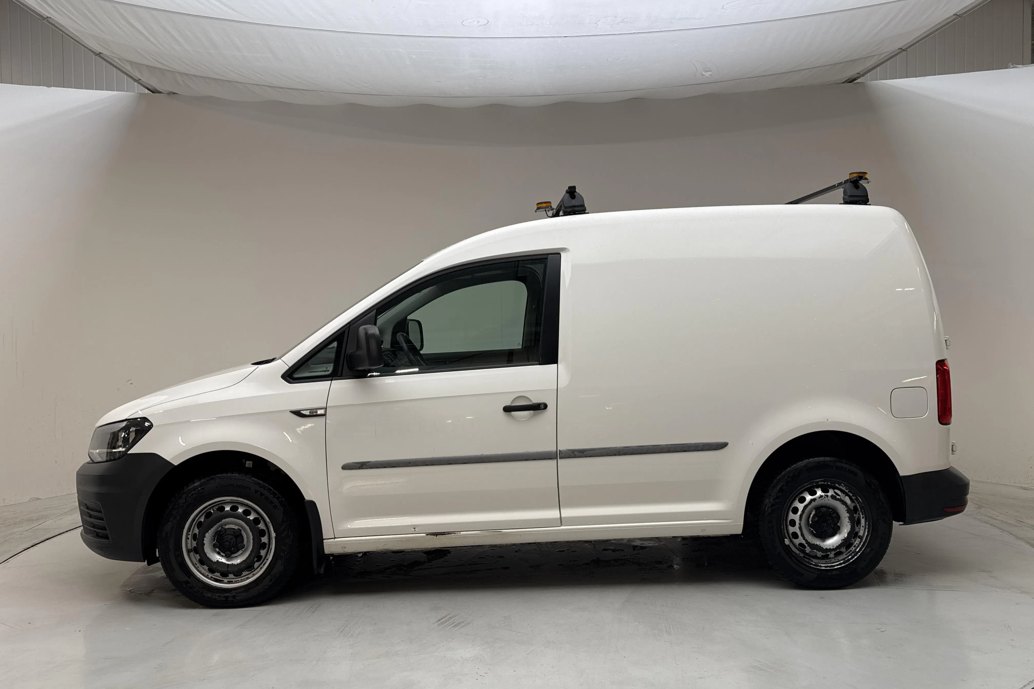 Presentationsfoto 2 av 13: VW Caddy 2.0 TDI Skåp (102hk) - 10 283 mil - Automat - vit - 2017