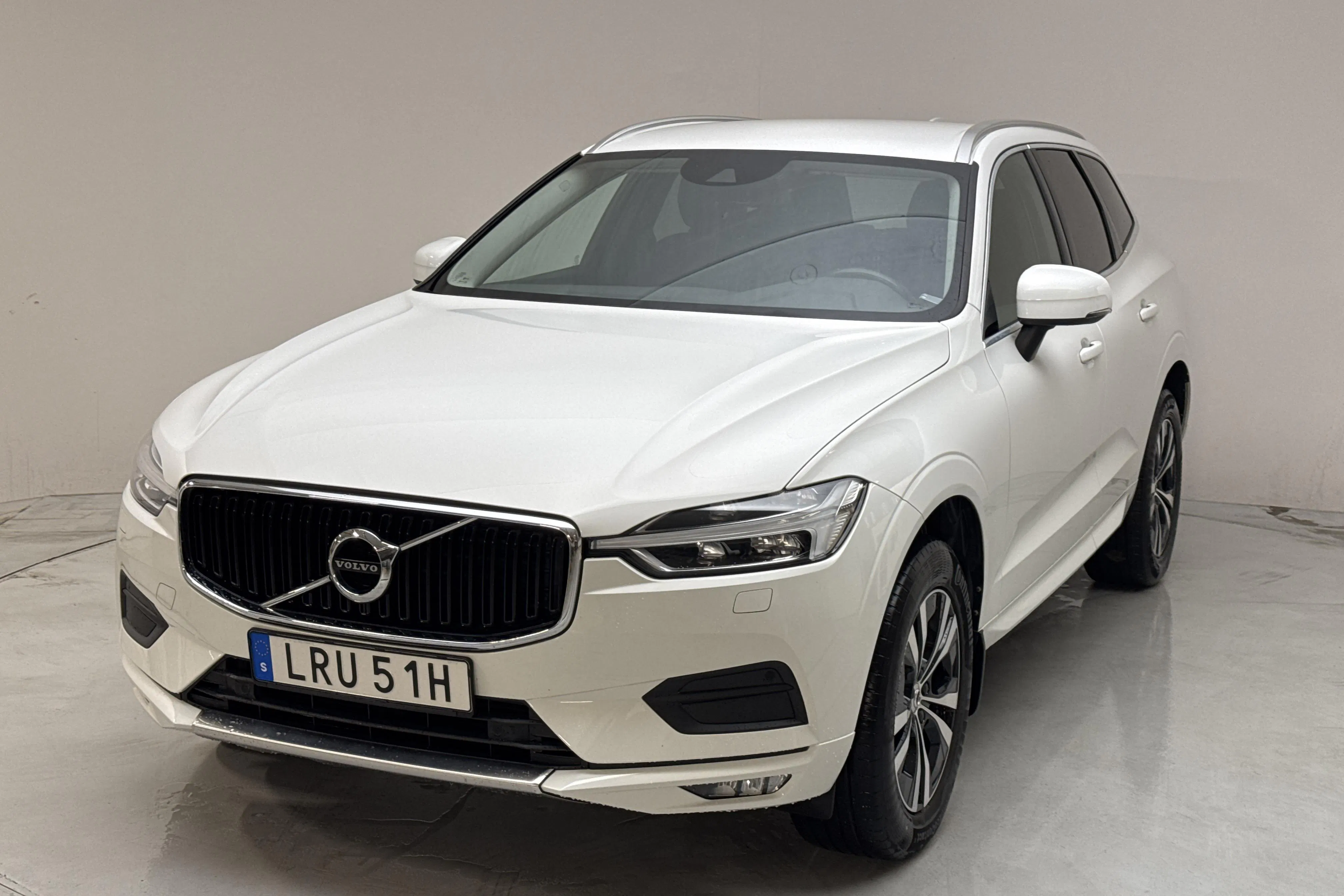 Presentationsfoto 1 av 15: Volvo XC60 B5 2WD Mildhybrid, Bensin (250hk) - 7 666 mil - Automat - vit - 2020