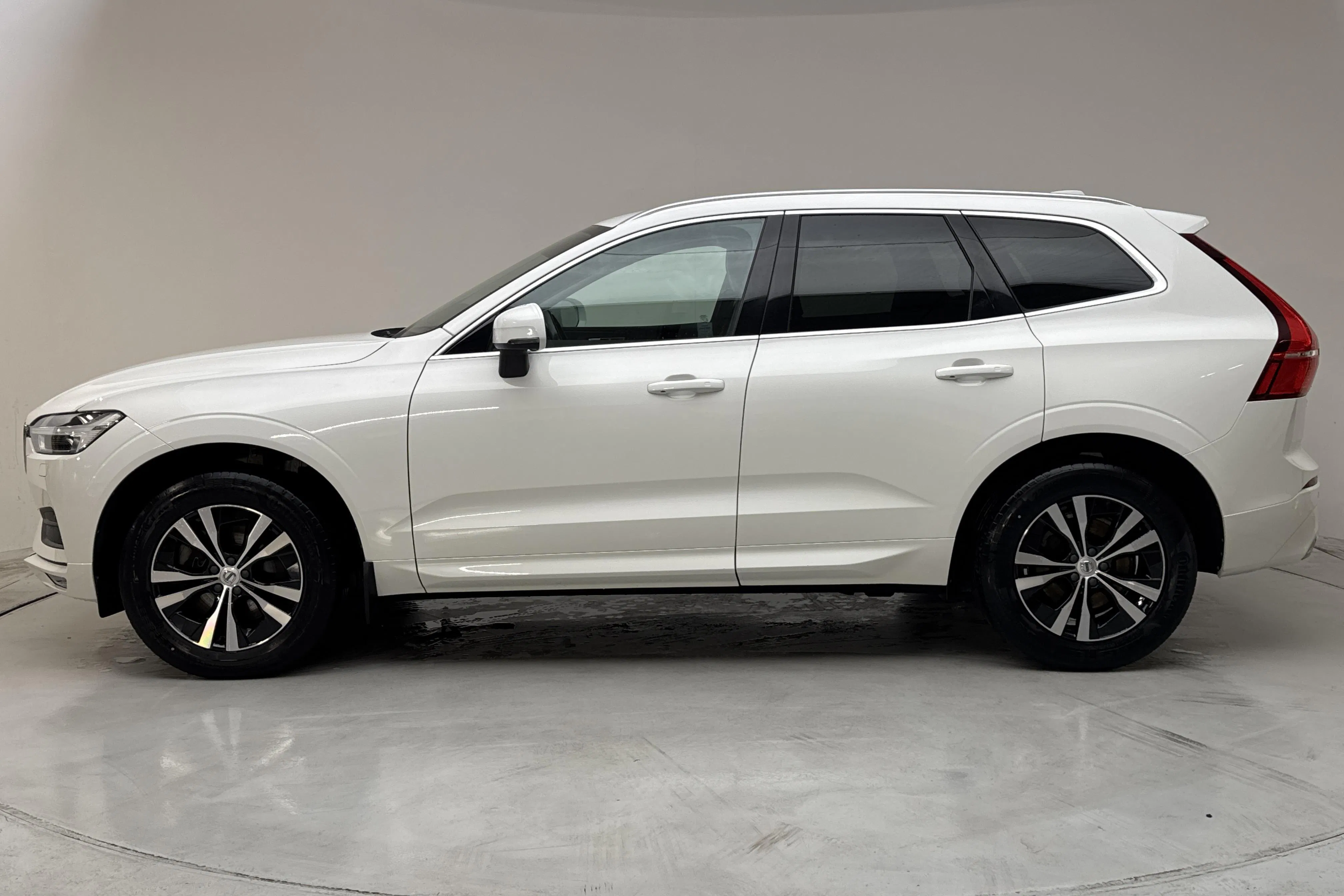 Presentationsfoto 2 av 15: Volvo XC60 B5 2WD Mildhybrid, Bensin (250hk) - 7 666 mil - Automat - vit - 2020