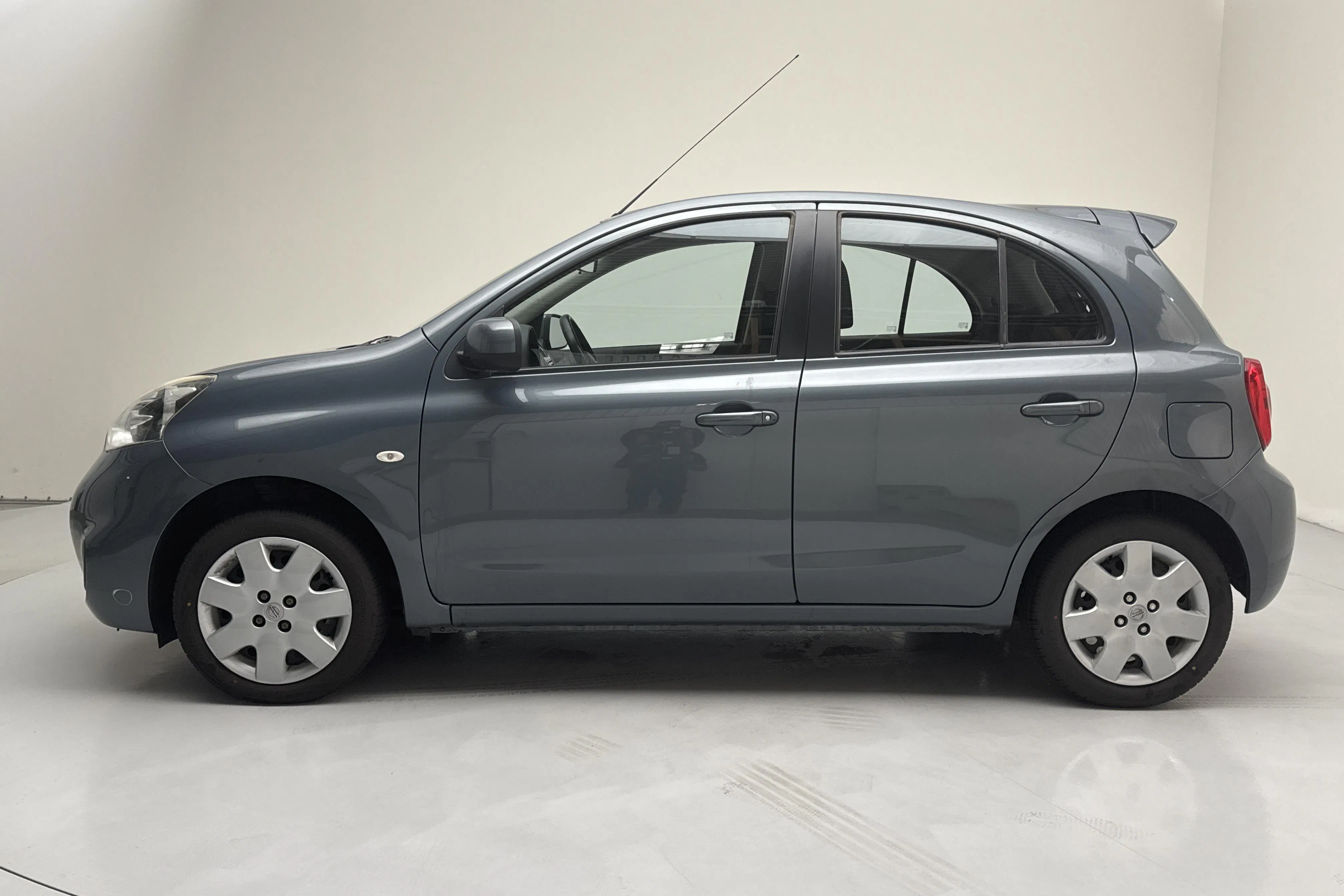 Presentationsfoto 2 av 11: Nissan Micra 1.2 5dr (80hk) - 11 195 mil - Manuell - Mörkgrå - 2016