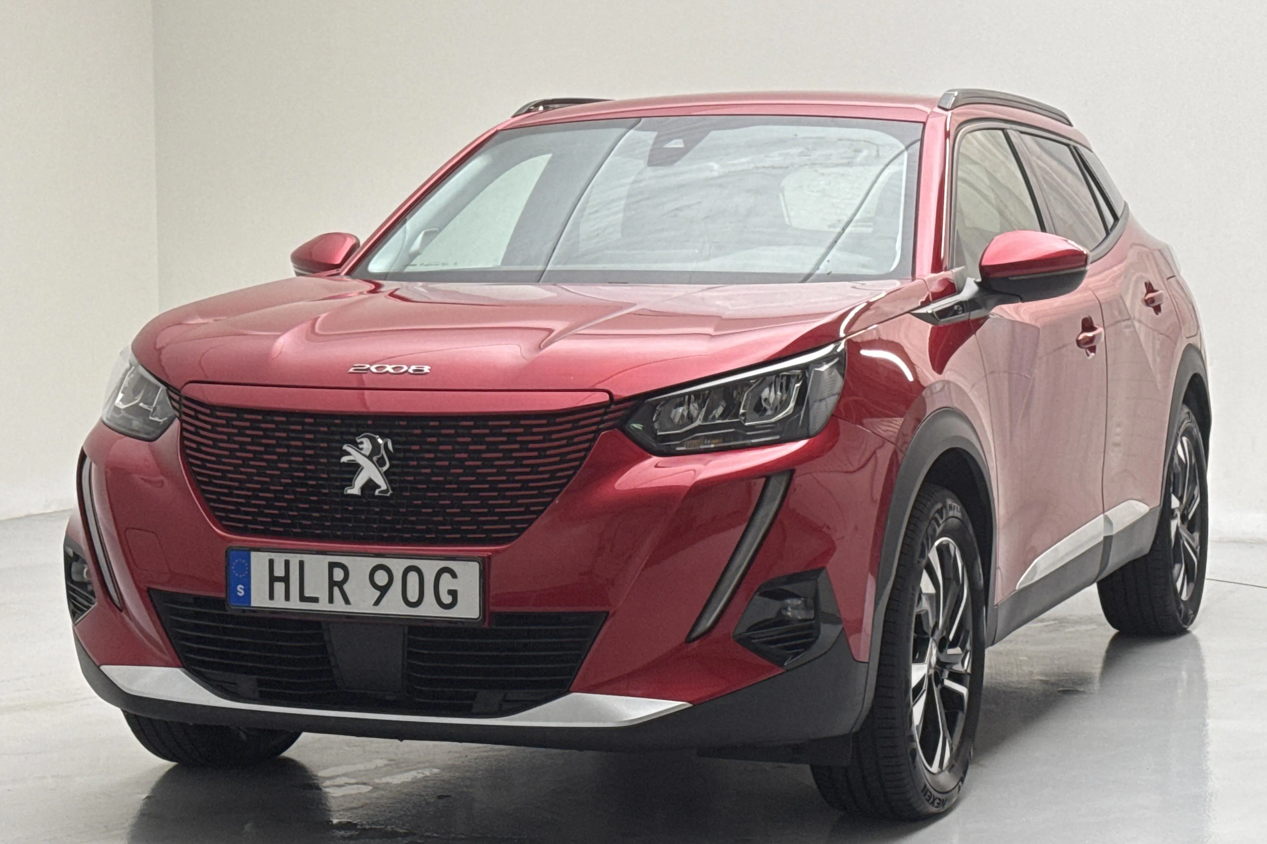 Presentationsfoto 1 av 15: Peugeot e-2008 50kWh (136hk) - 8 787 mil - Automat - röd - 2022