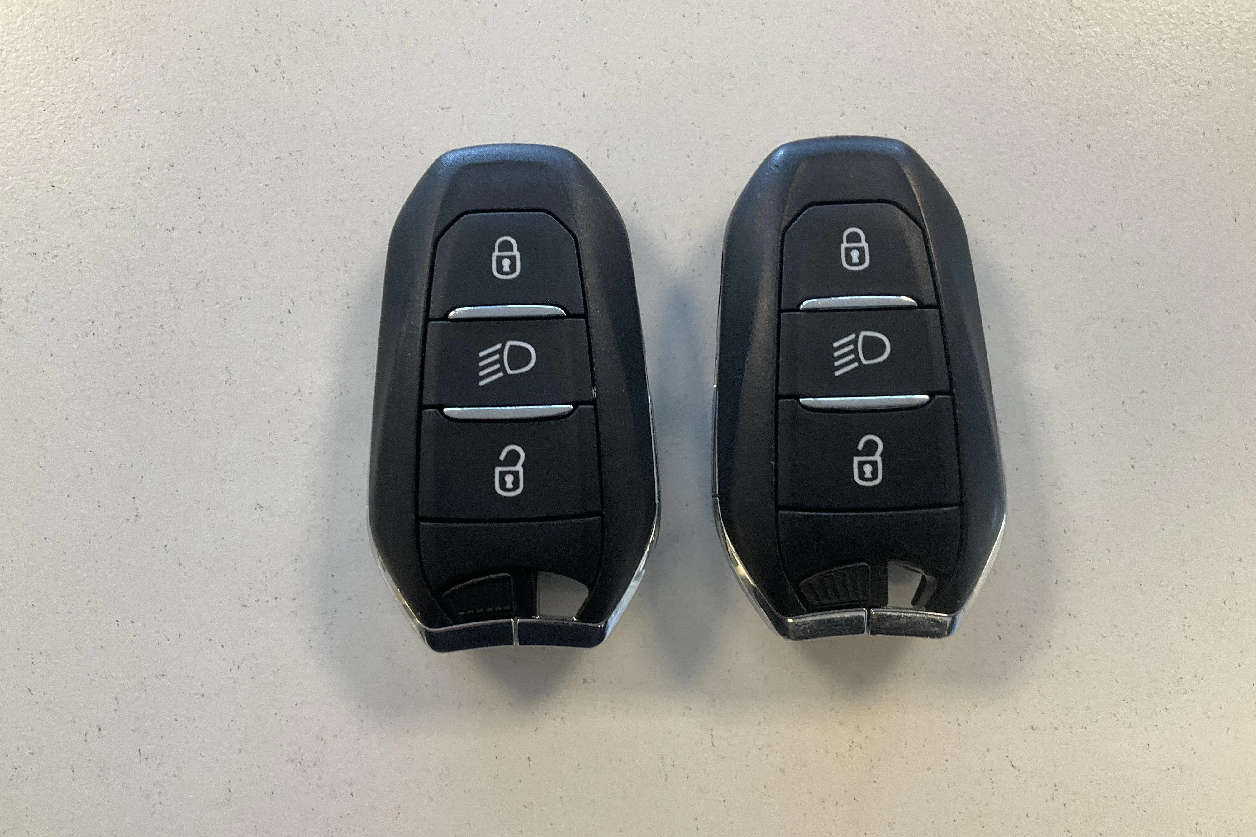 Presentationsfoto 15 av 15: Peugeot e-2008 50kWh (136hk) - 8 787 mil - Automat - röd - 2022