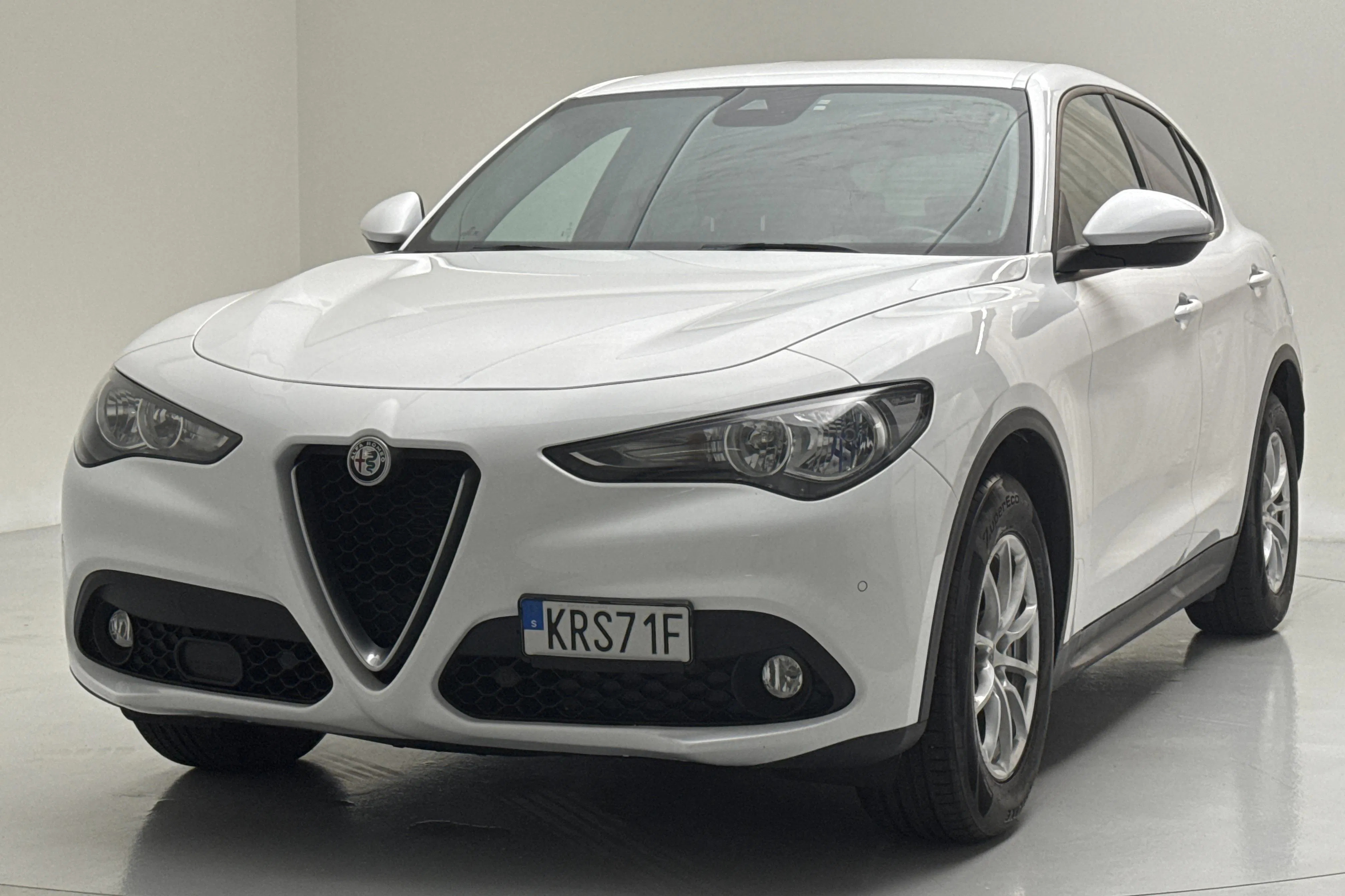 Presentation photo 1 of 12: Alfa Romeo Stelvio 2.2 D (160hk) - 129 630 km - Automatic - white - 2020