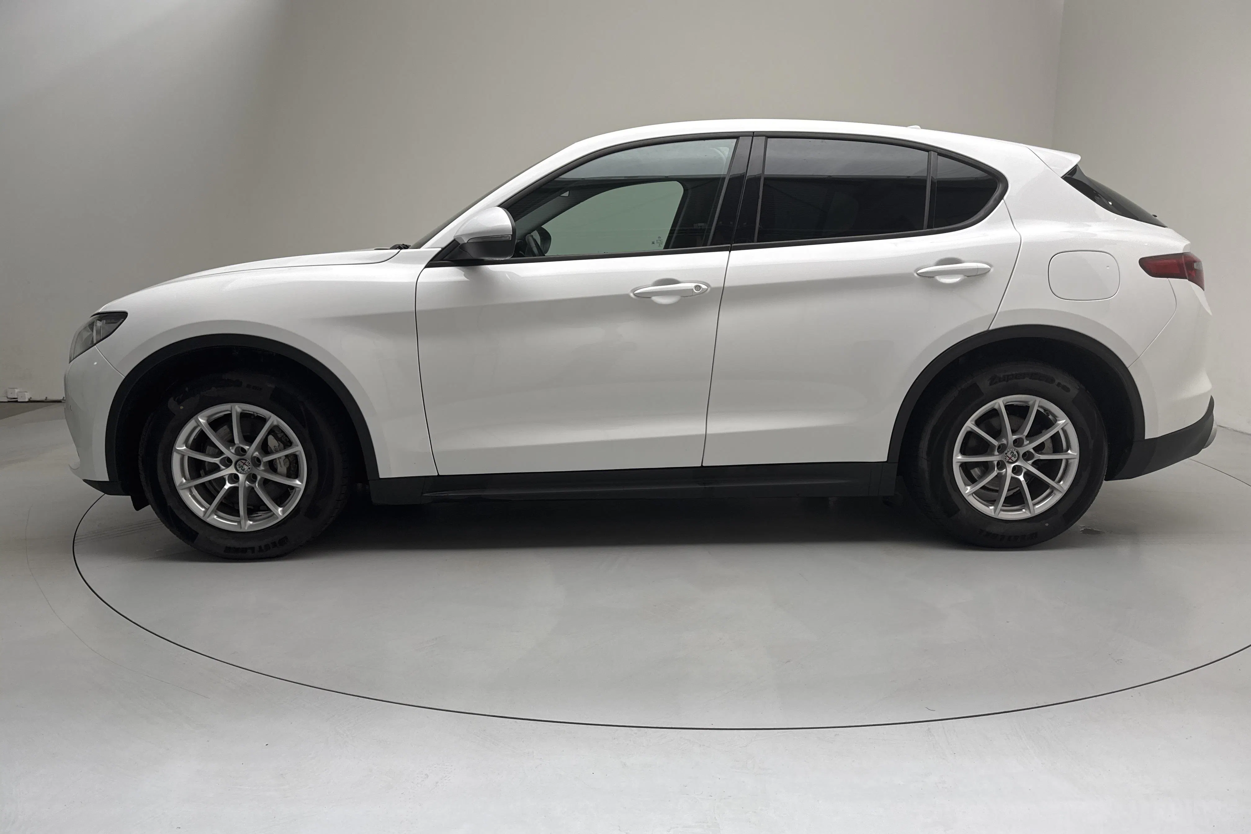 Presentation photo 2 of 12: Alfa Romeo Stelvio 2.2 D (160hk) - 129 630 km - Automatic - white - 2020
