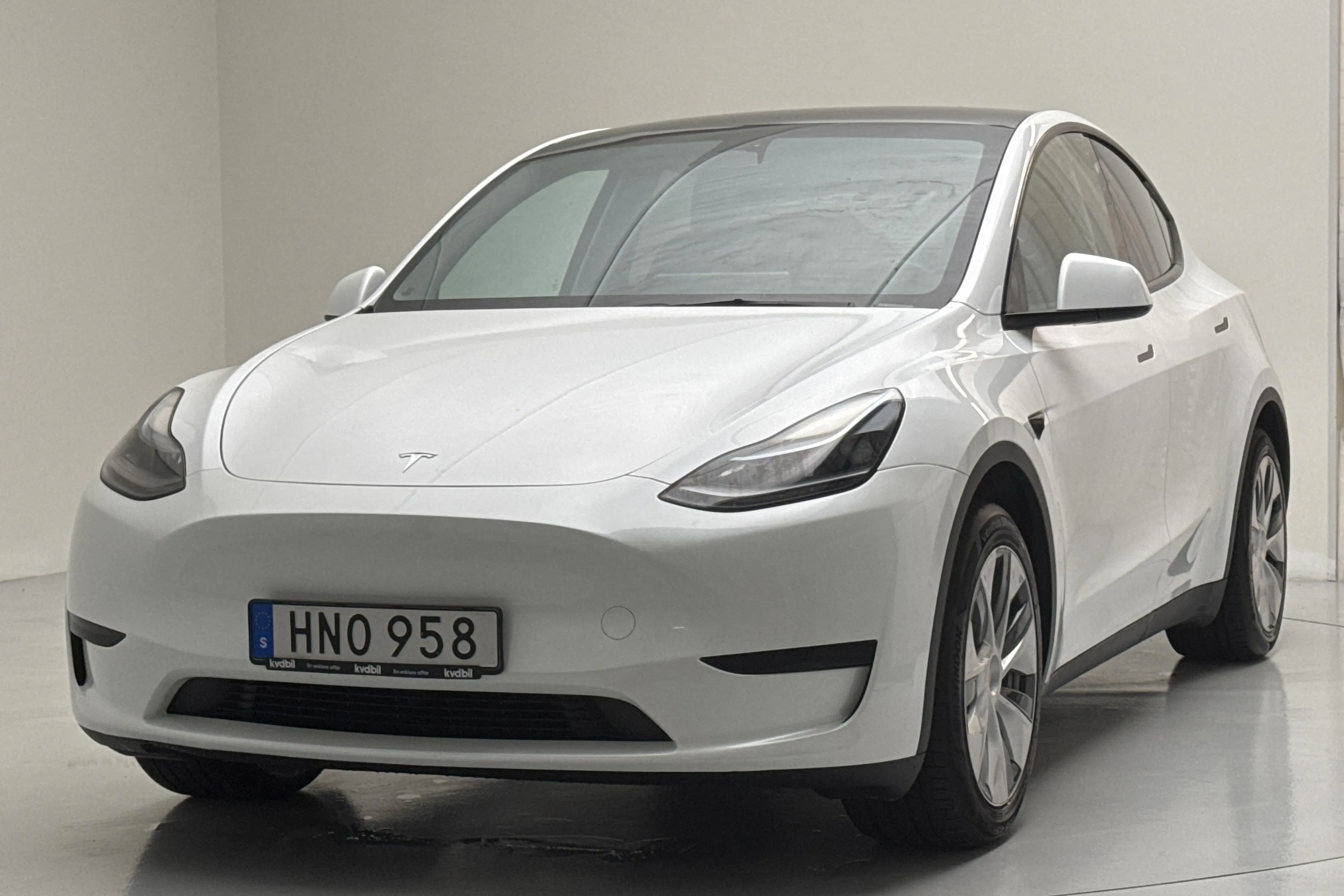 Presentationsfoto 1 av 18: Tesla Model Y RWD - 9 857 mil - Automat - vit - 2023