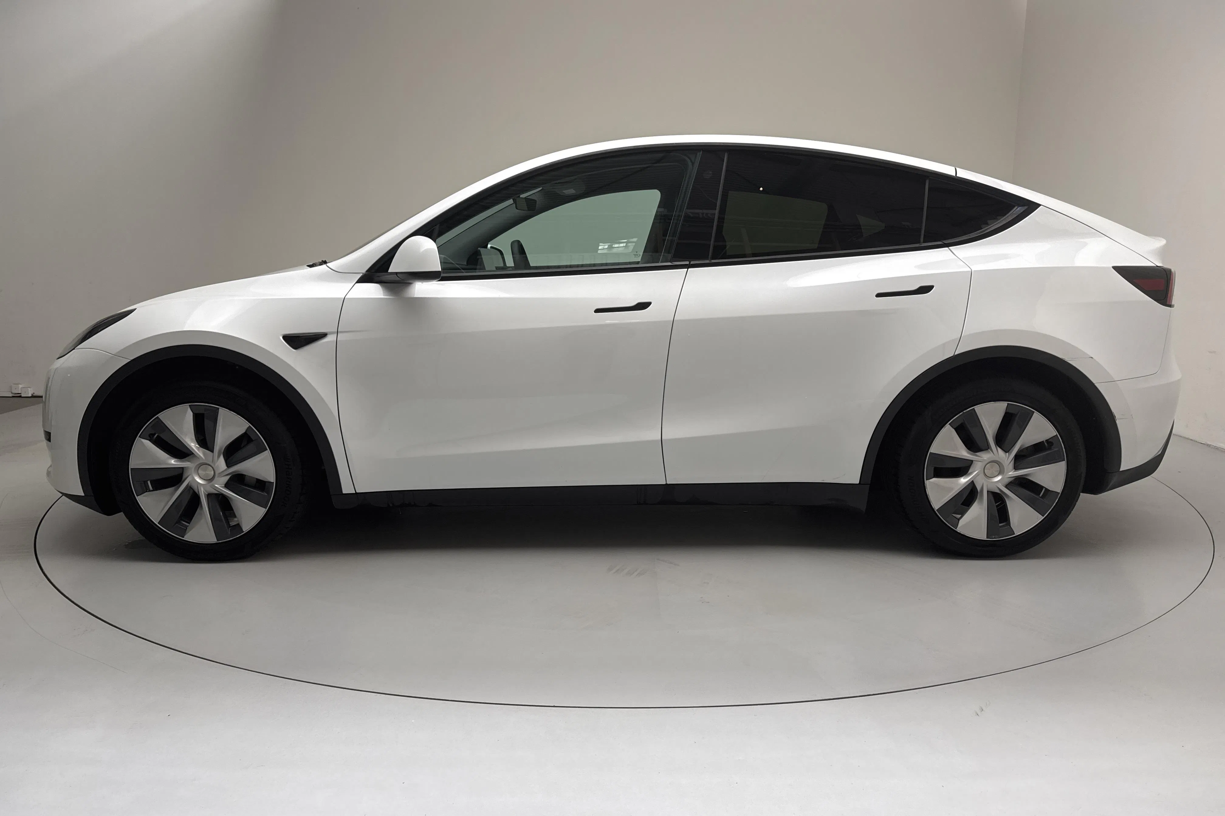Presentationsfoto 2 av 18: Tesla Model Y RWD - 9 857 mil - Automat - vit - 2023