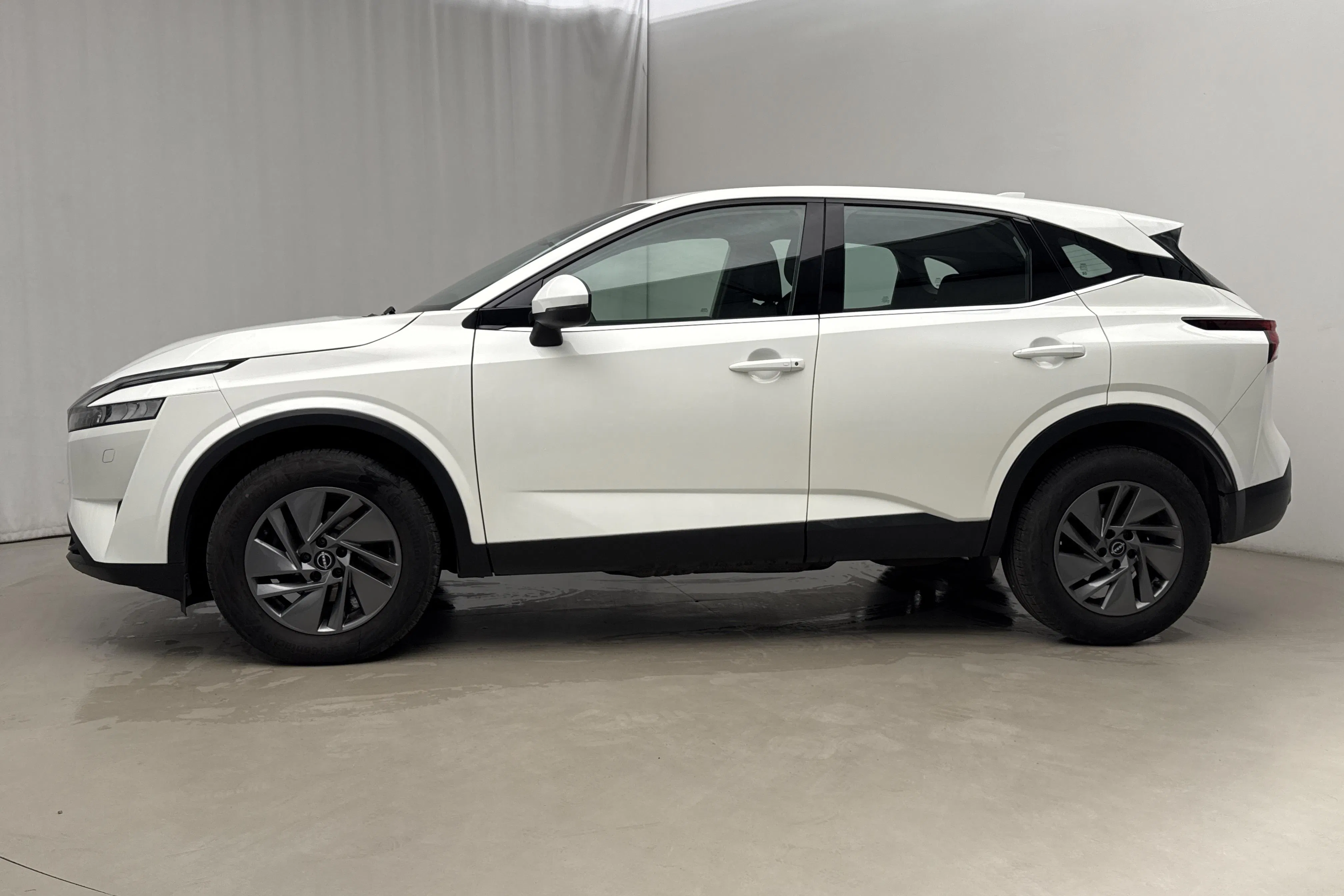 Presentationsfoto 2 av 16: Nissan Qashqai 1.3 MHEV (158hk) - 3 762 mil - Automat - vit - 2023