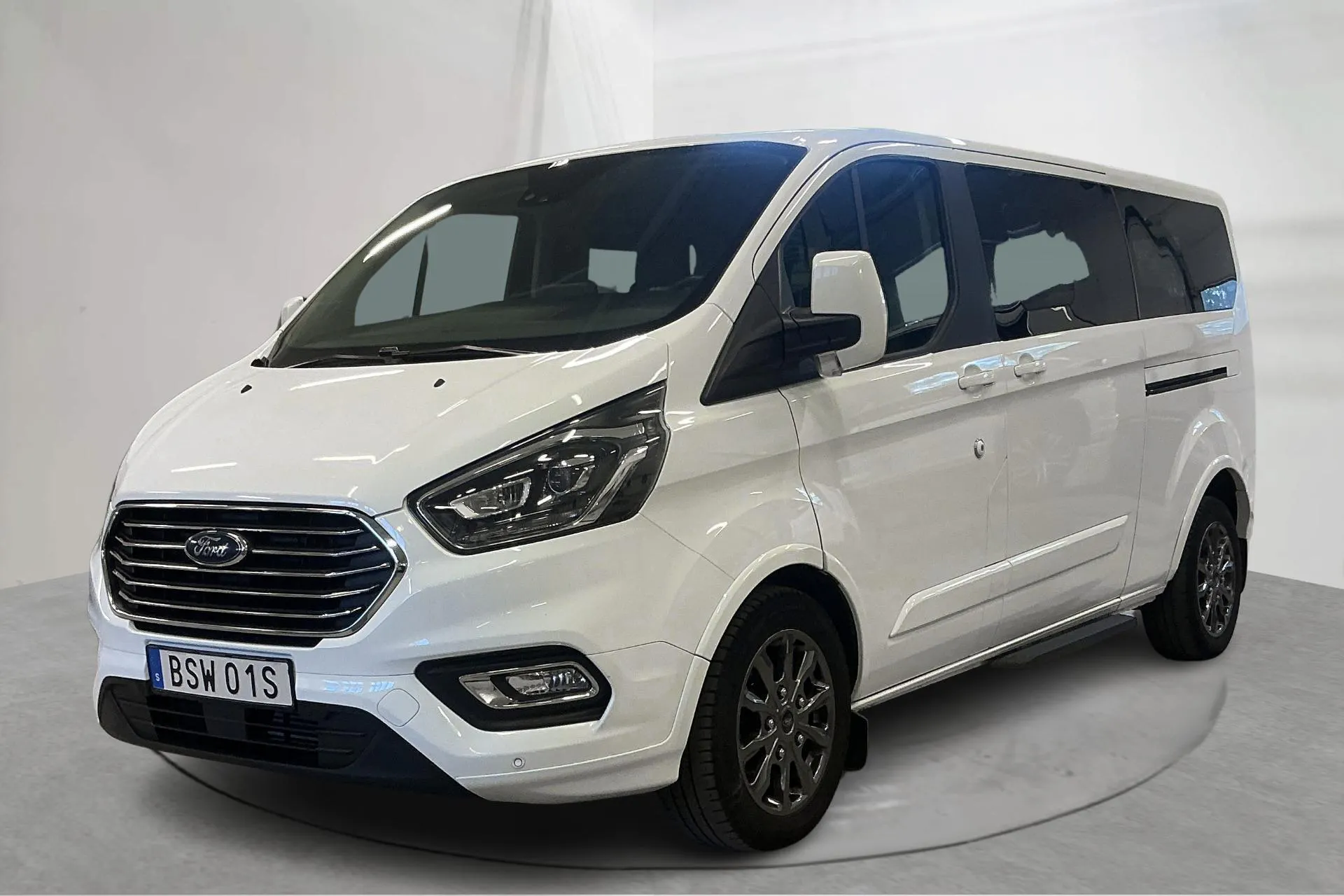 Presentationsfoto 1 av 18: Ford Tourneo Custom 2.0L (170hk) - 18 347 mil - Automat - vit - 2024