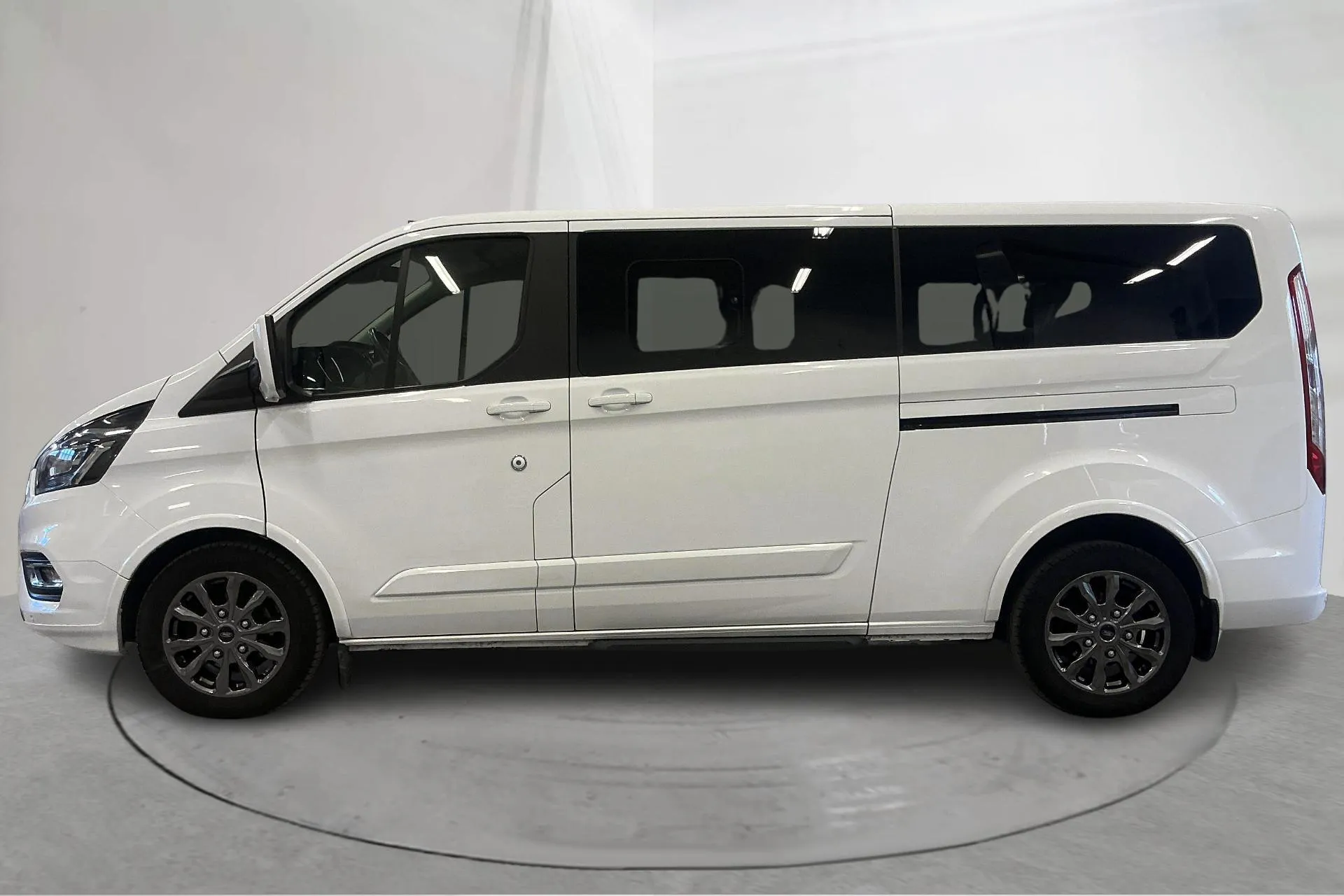 Presentationsfoto 2 av 18: Ford Tourneo Custom 2.0L (170hk) - 18 347 mil - Automat - vit - 2024