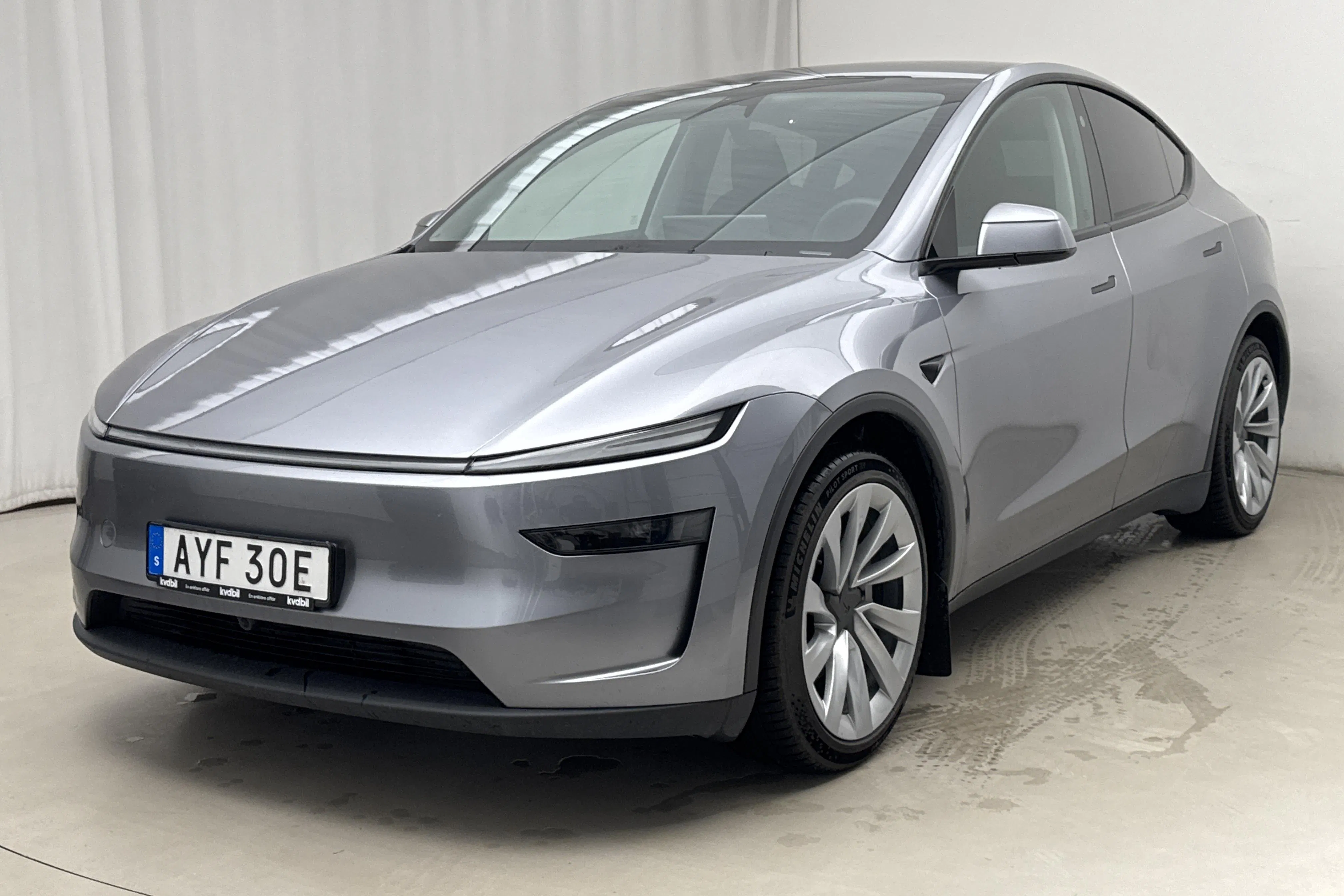 Presentationsfoto 1 av 25: Tesla Model Y Long Range Dual Motor AWD - 2 681 mil - Automat - grå - 2025