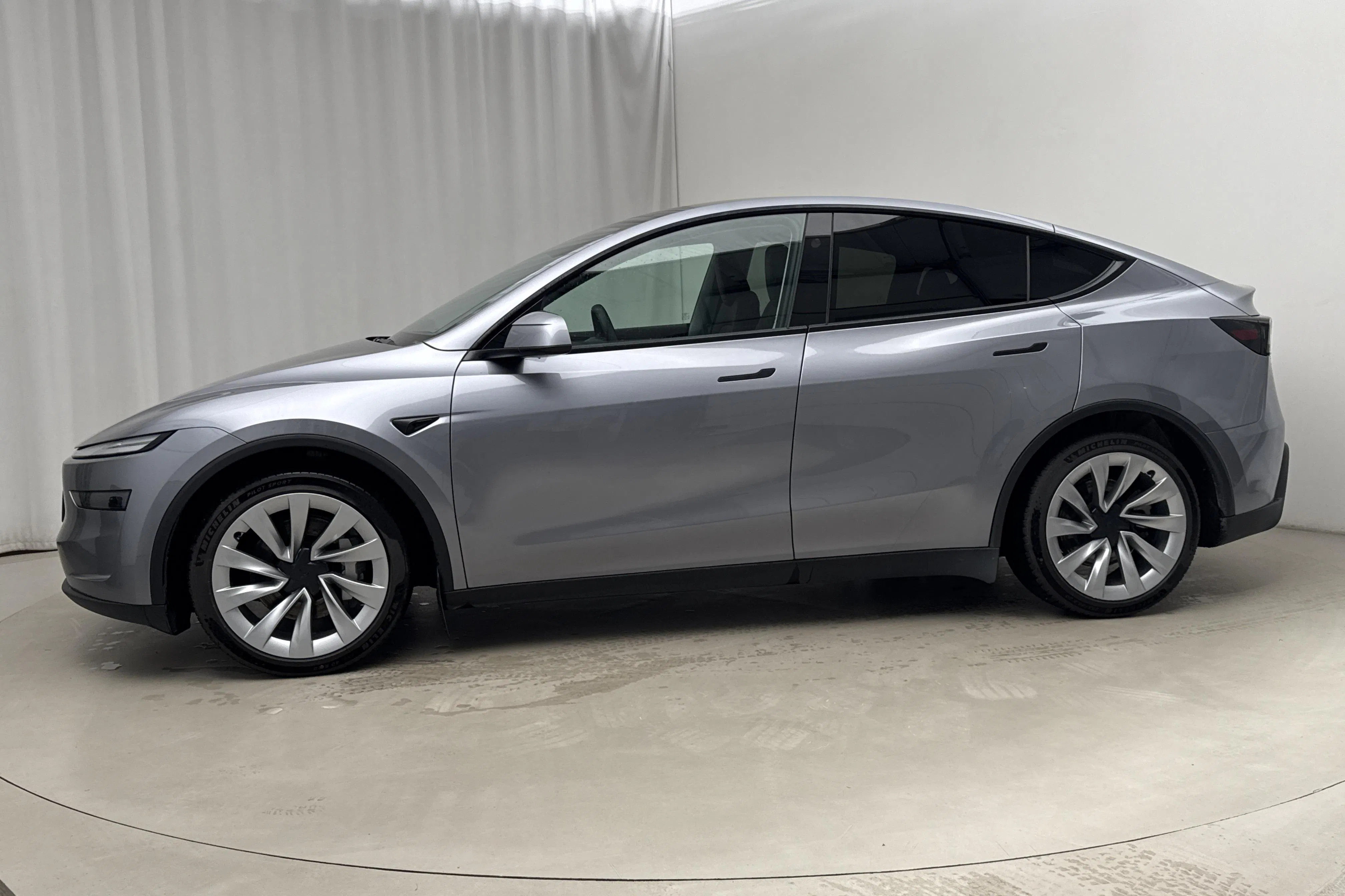 Presentationsfoto 2 av 25: Tesla Model Y Long Range Dual Motor AWD - 2 681 mil - Automat - grå - 2025