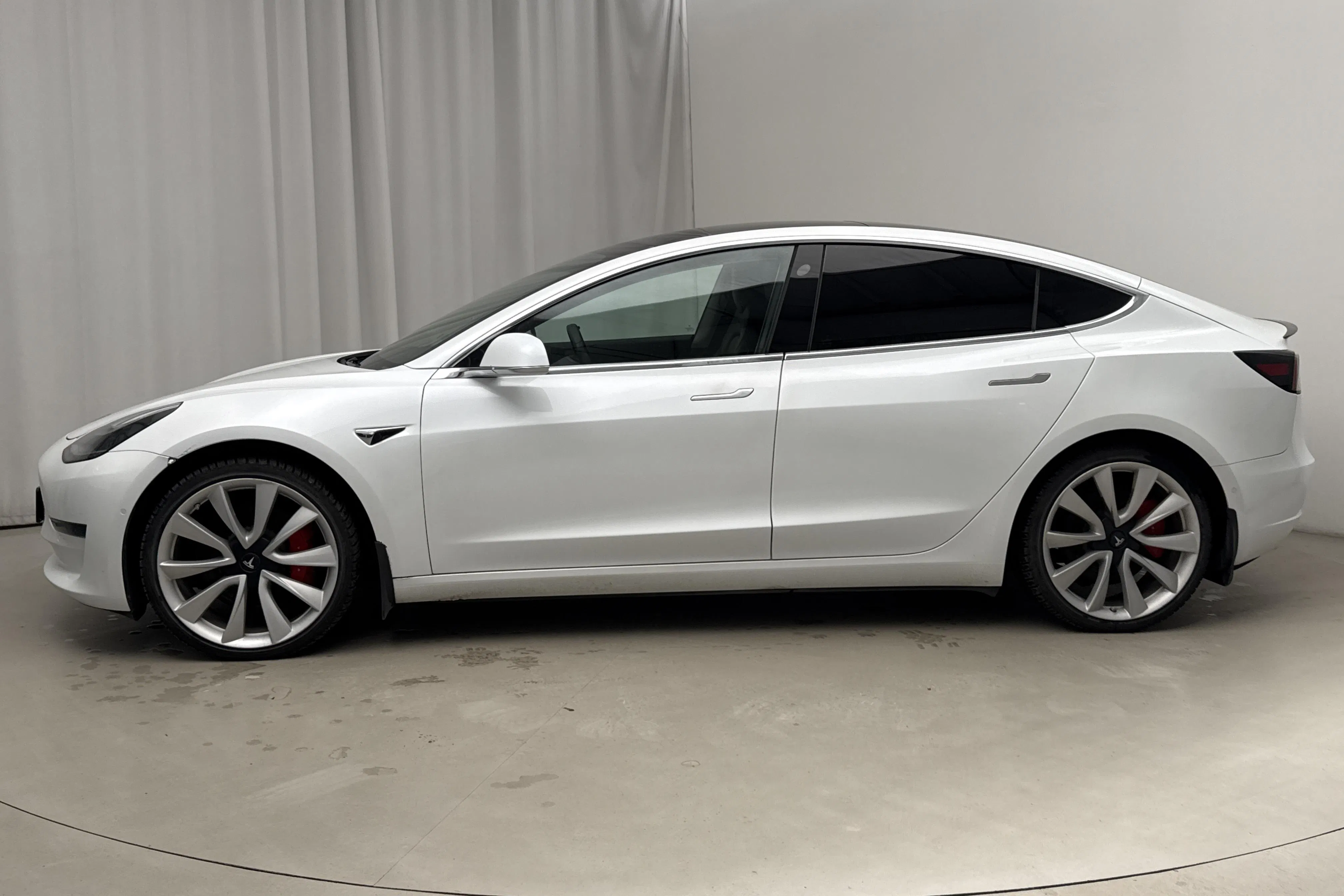 Presentationsfoto 2 av 20: Tesla Model 3 Performance AWD - 9 667 mil - Automat - vit - 2019