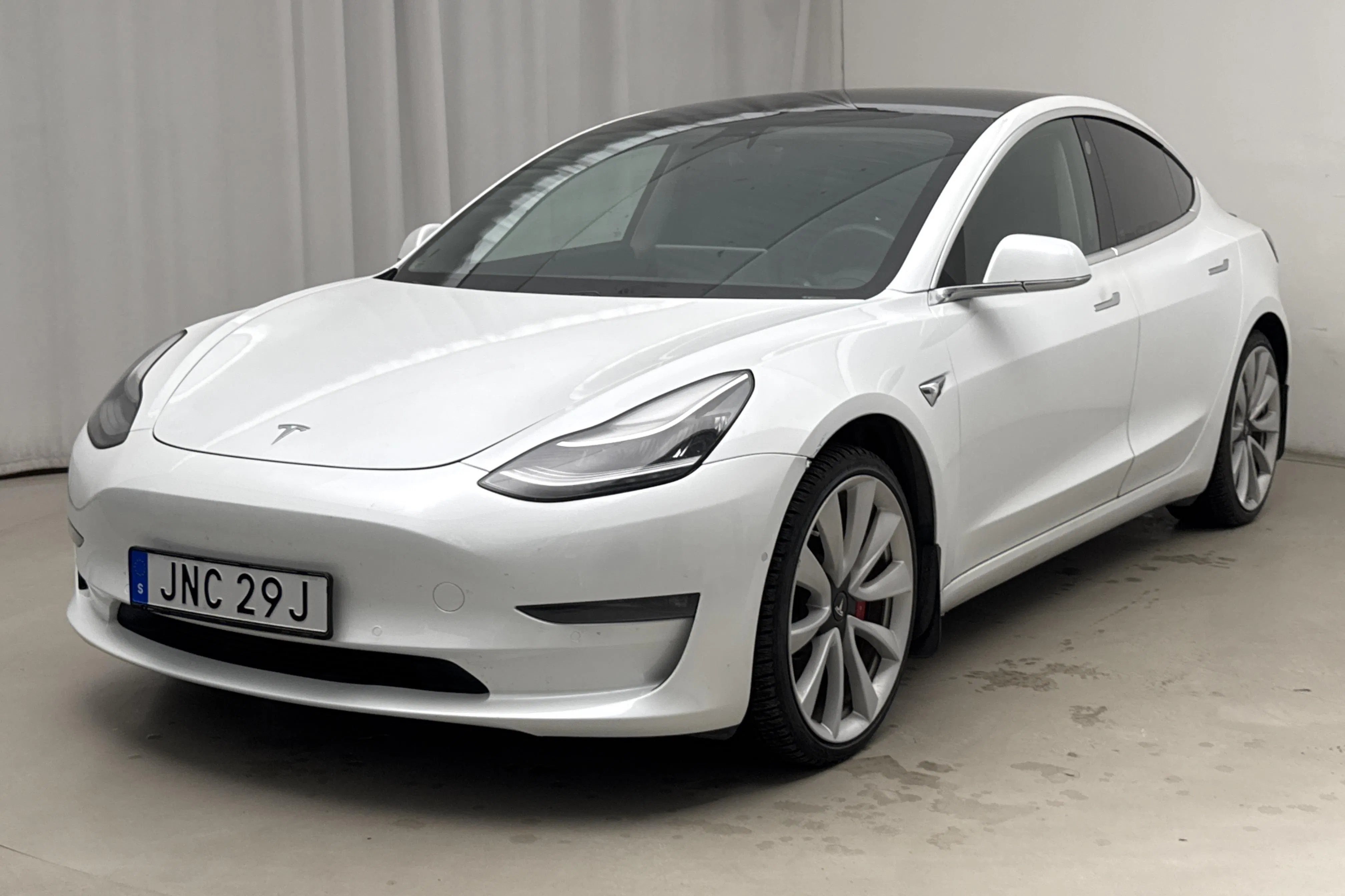 Presentationsfoto 1 av 20: Tesla Model 3 Performance AWD - 9 667 mil - Automat - vit - 2019