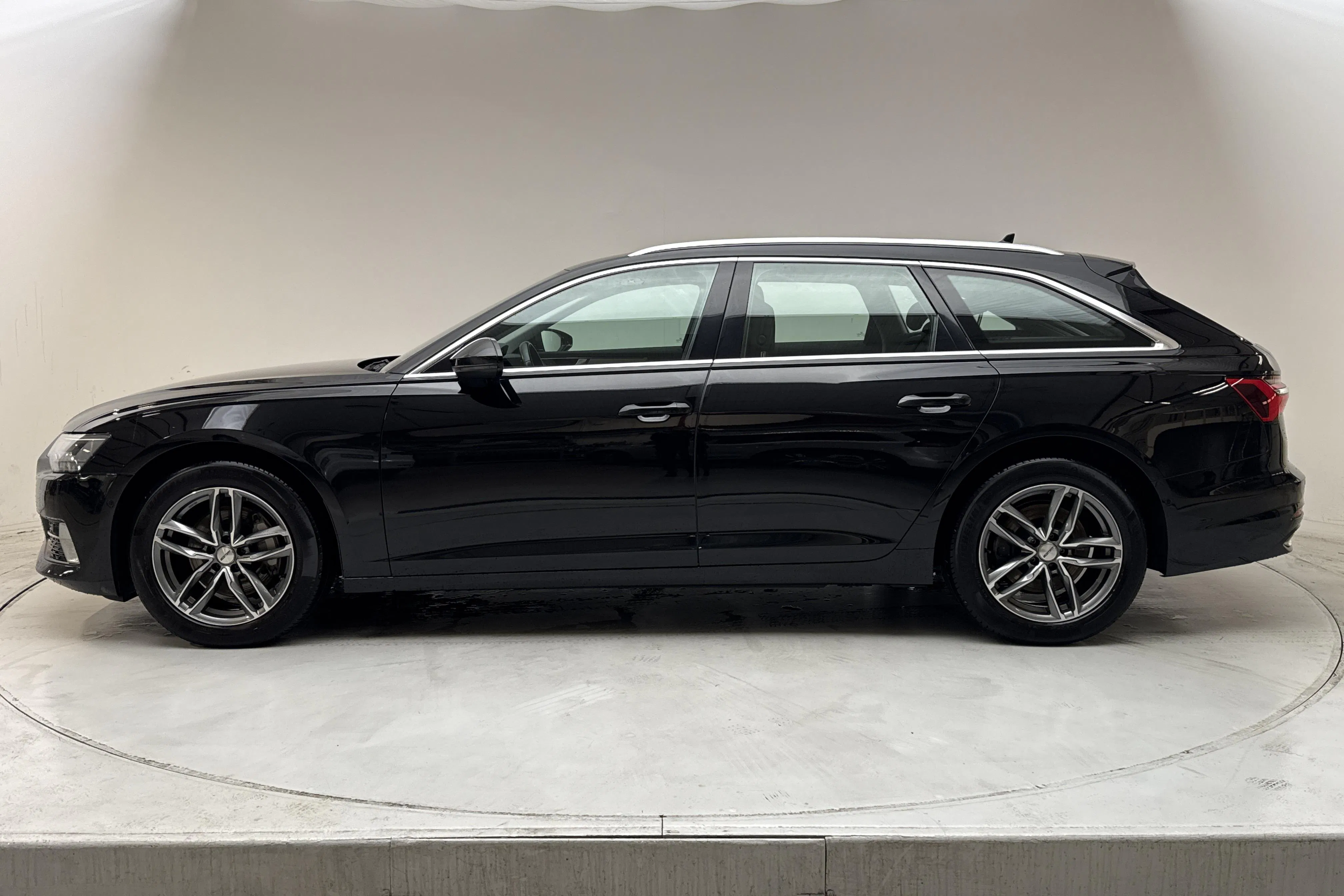 Presentationsfoto 2 av 15: Audi A6 Avant 45 TFSI quattro 265hk - 17 609 mil - Automat - svart - 2020