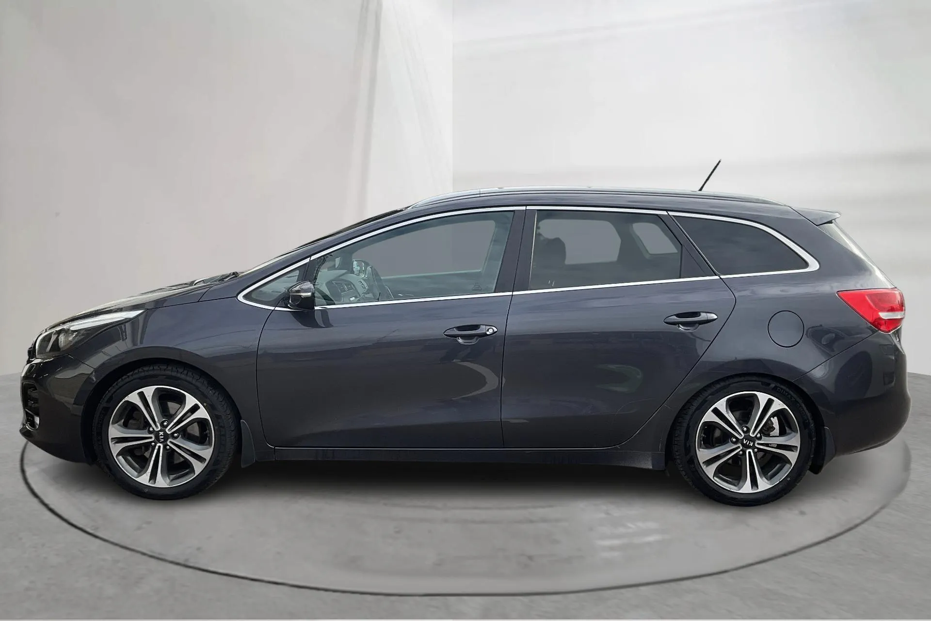 Presentationsfoto 2 av 17: KIA Cee'd 1.6 CRDi SW (136hk) - 21 327 mil - Manuell - grå - 2016