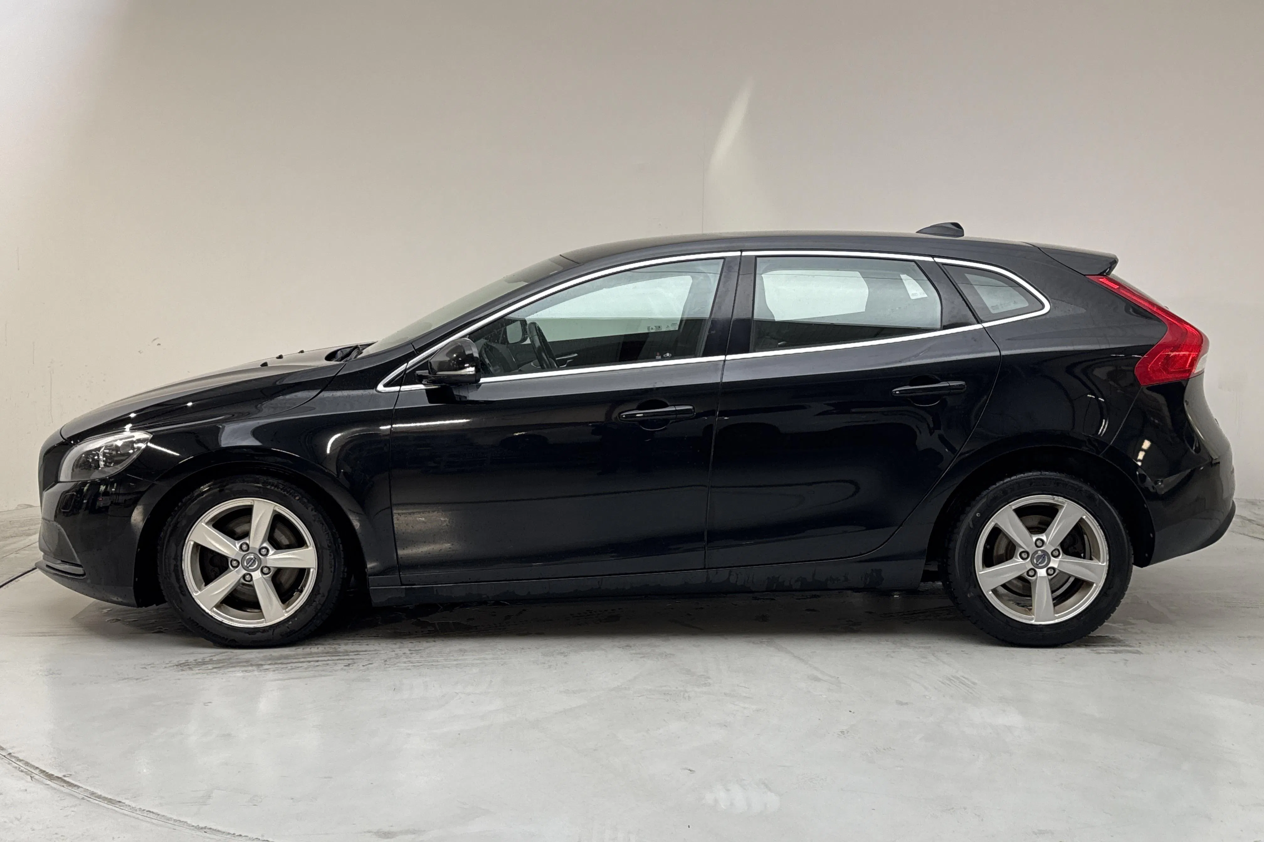 Presentationsfoto 2 av 13: Volvo V40 D2 (115hk) - 14 859 mil - Automat - svart - 2015