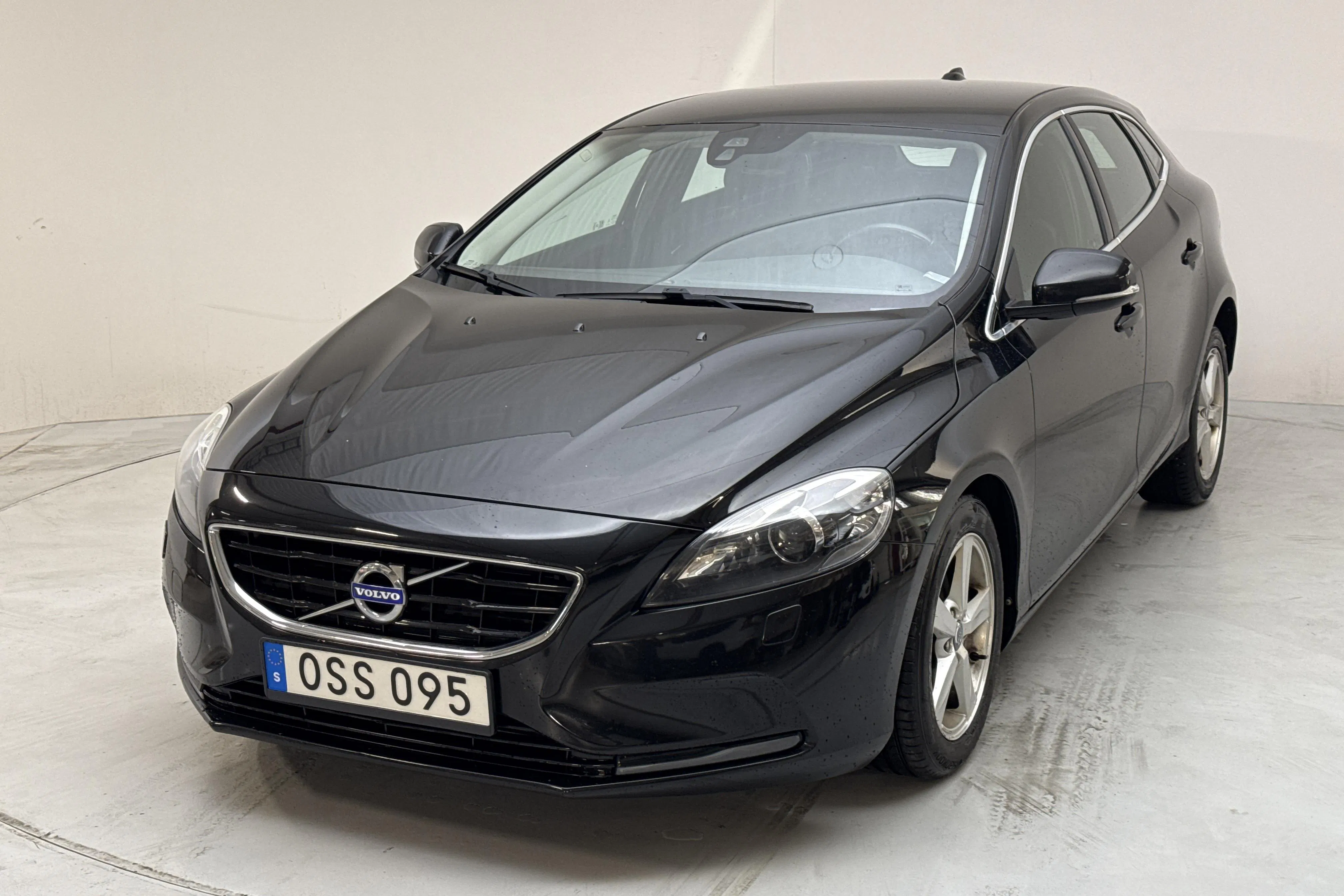 Presentationsfoto 1 av 13: Volvo V40 D2 (115hk) - 14 859 mil - Automat - svart - 2015