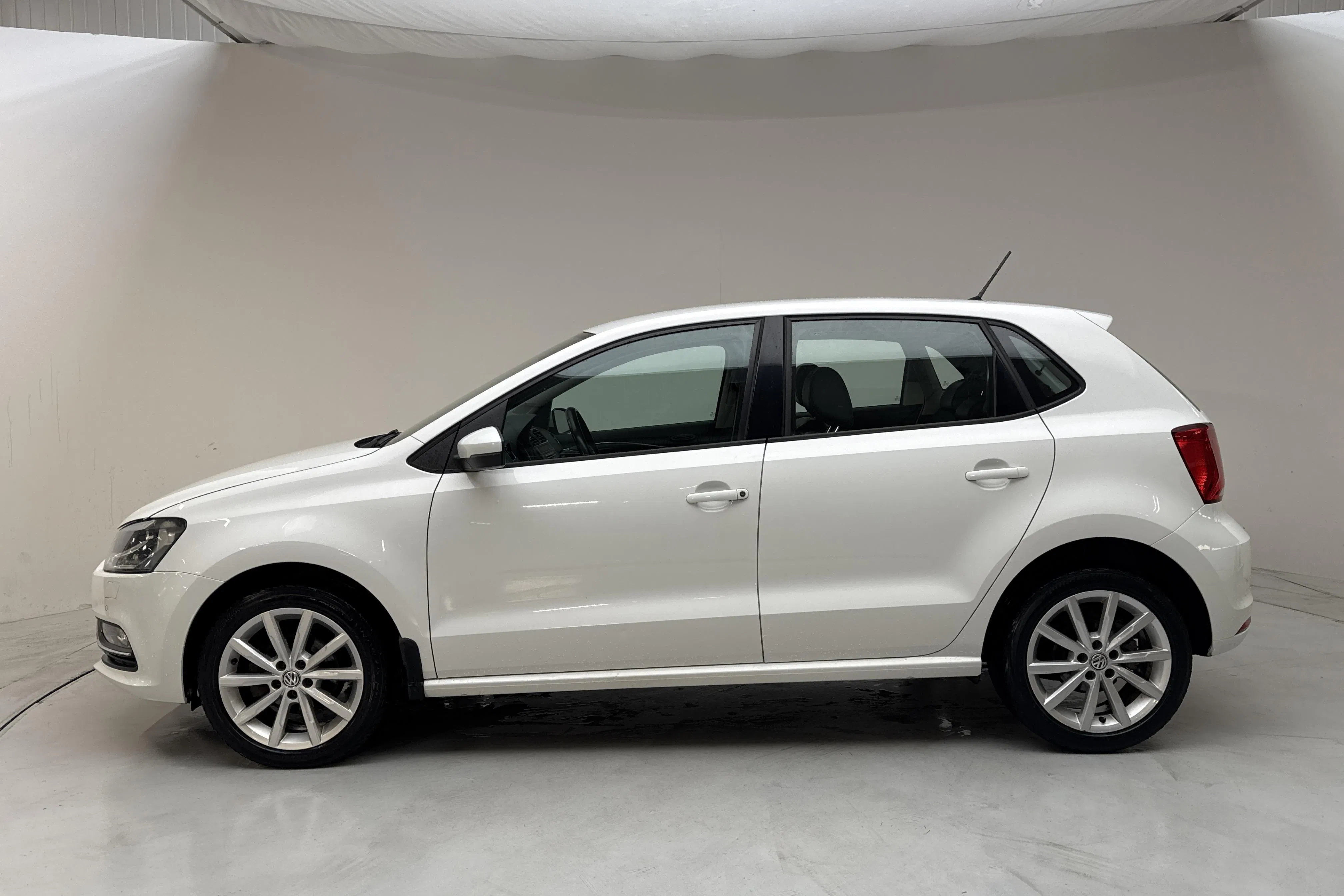 Presentationsfoto 2 av 12: VW Polo 1.2 TSI 5dr (90hk) - 10 553 mil - Manuell - vit - 2016